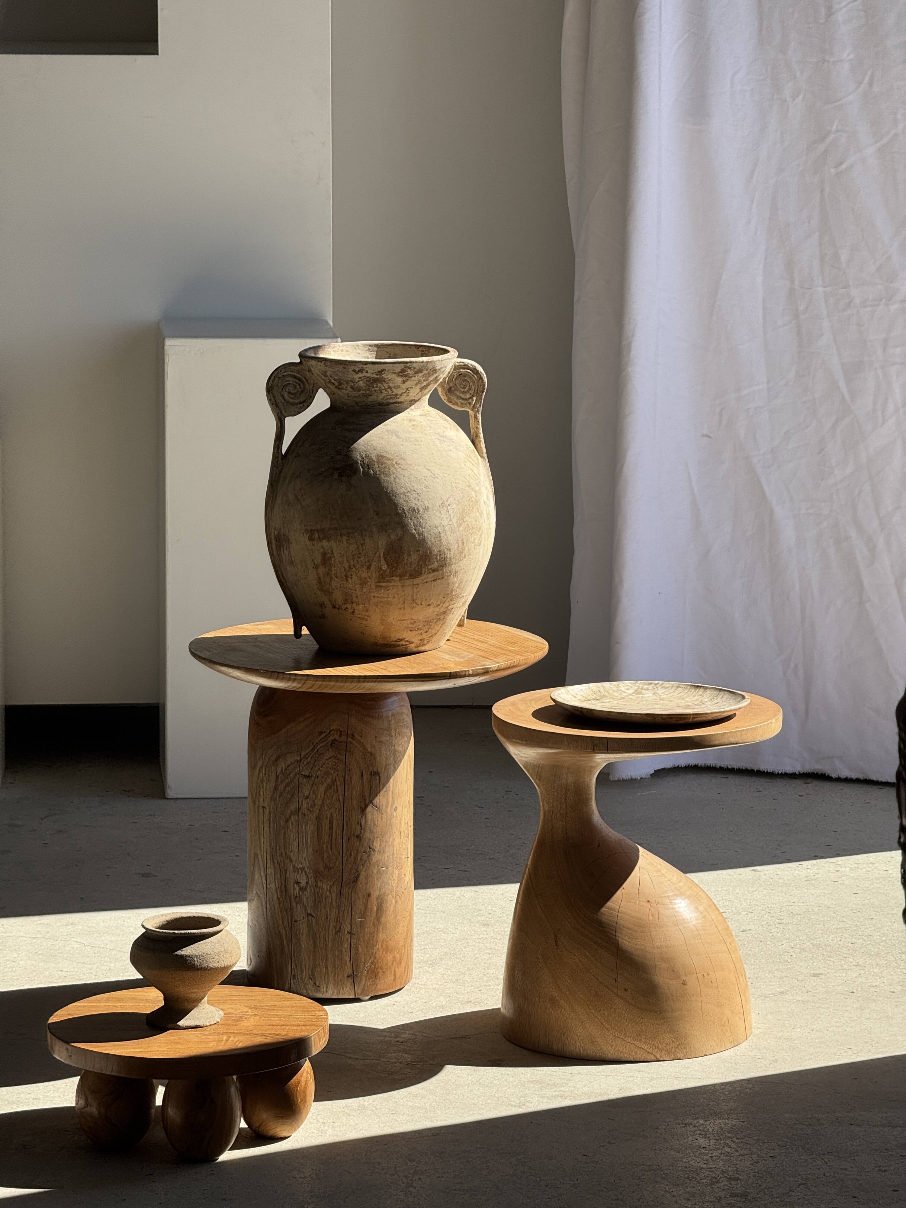 Side table in solid teak with a circular top, column base H51.5 D50.