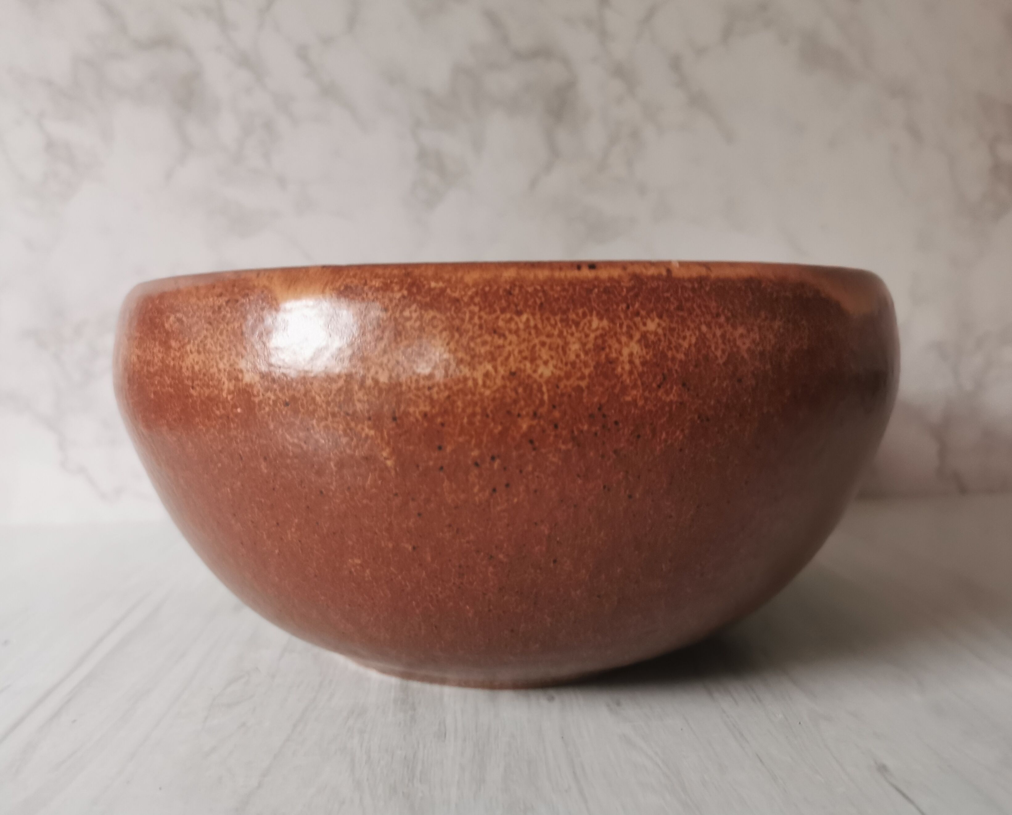 Salad bowl and enamelled sandstone cups