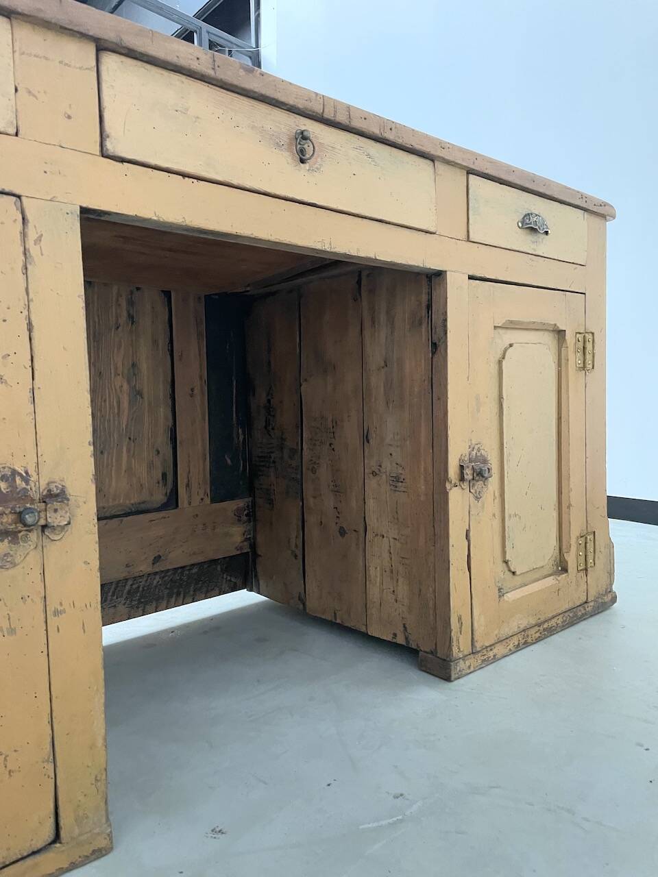 Yellow patina commercial counter from the 50s