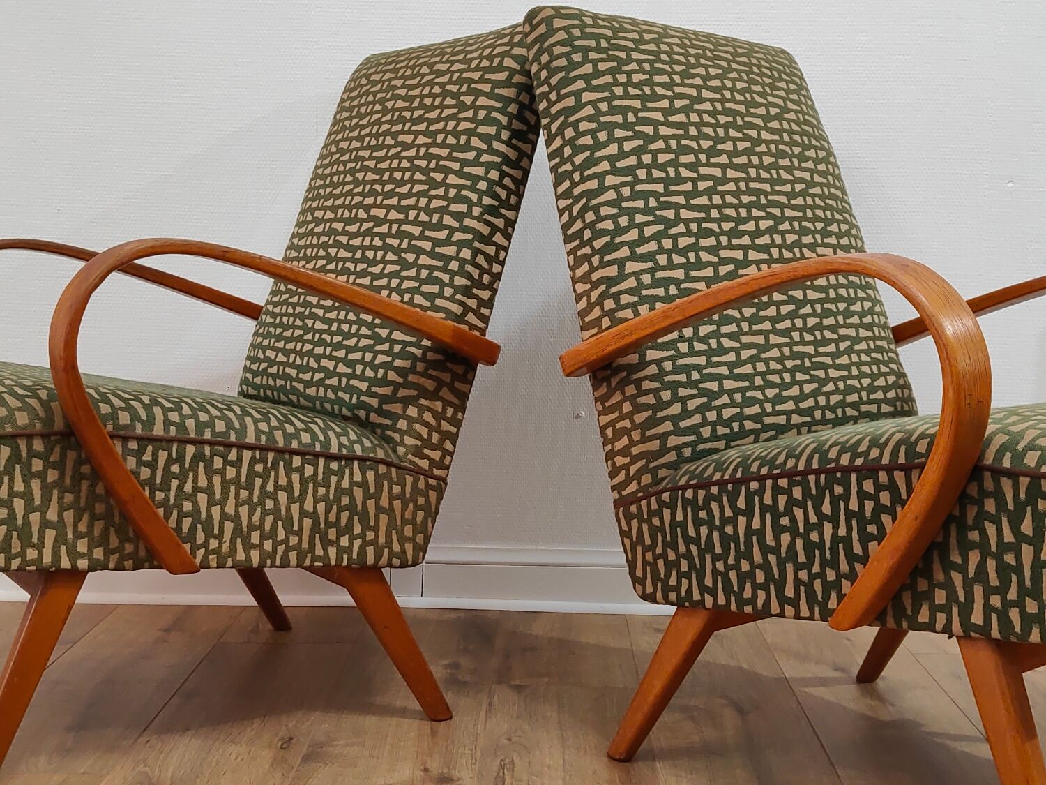Paire de fauteuils 6952 par Jaroslav Smidek pour Ton