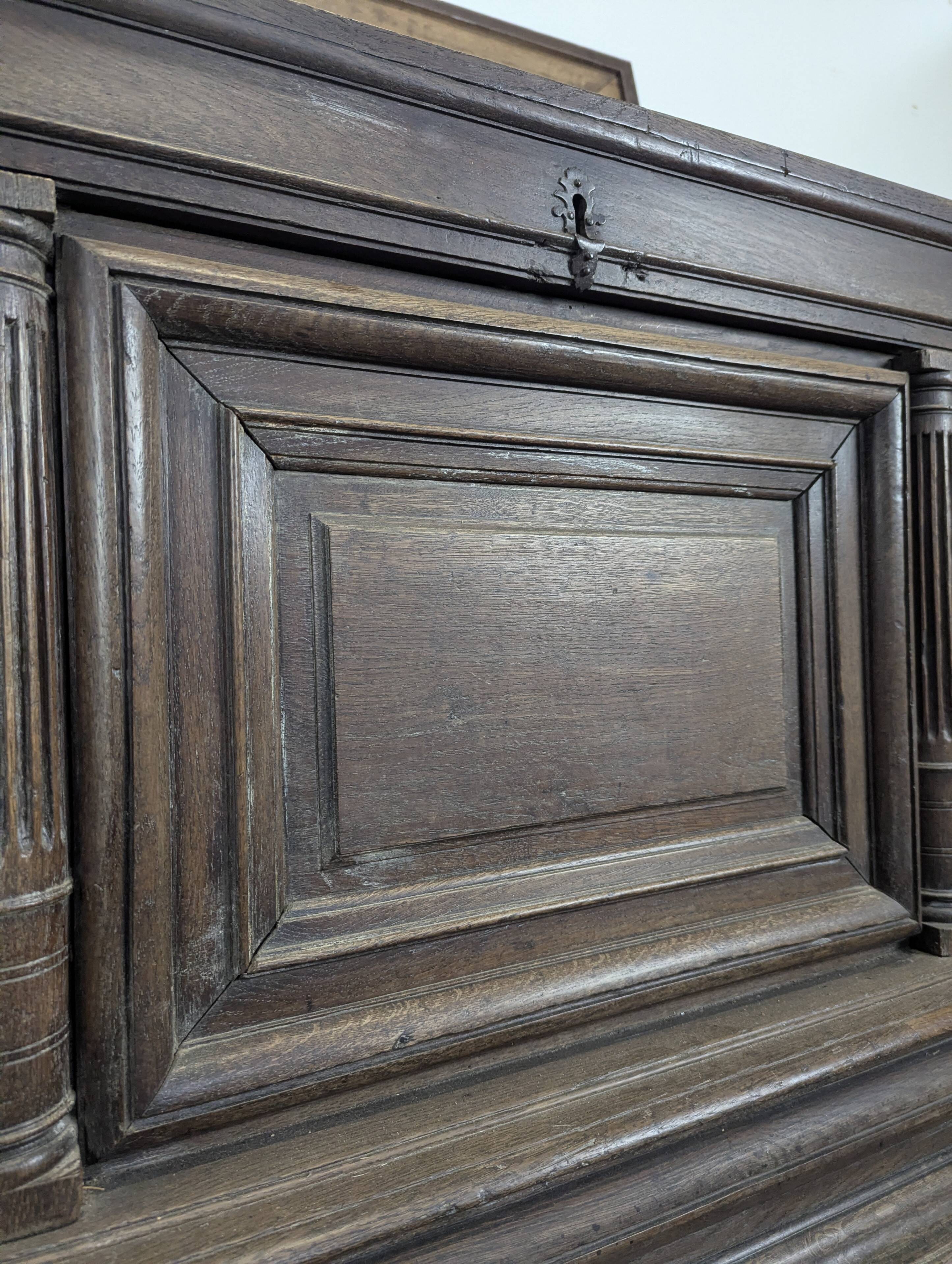 Coffre de style Renaissance en chêne à colonnes cannelées