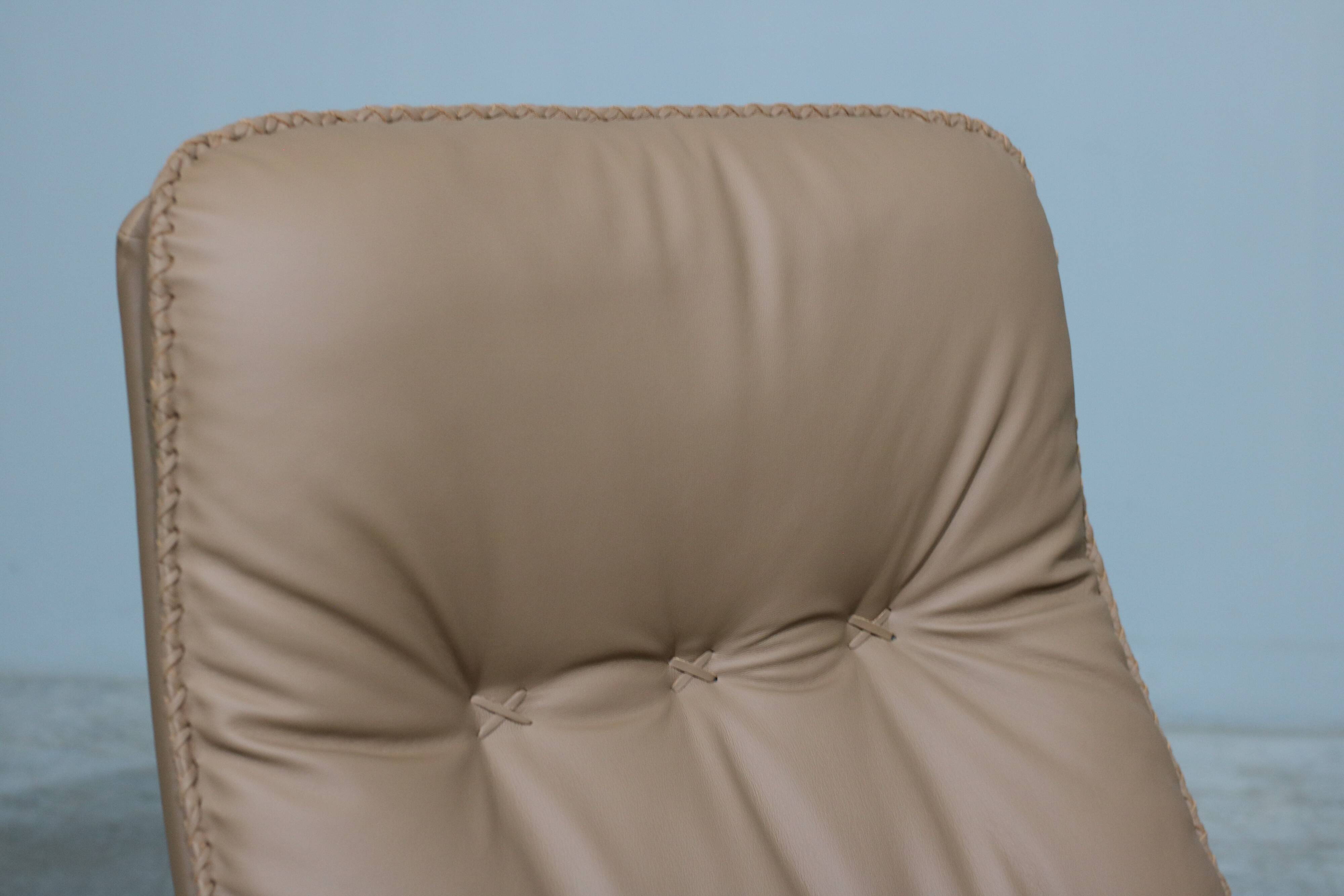 Fauteuil + repose-pieds en cuir de De Sede des années 70