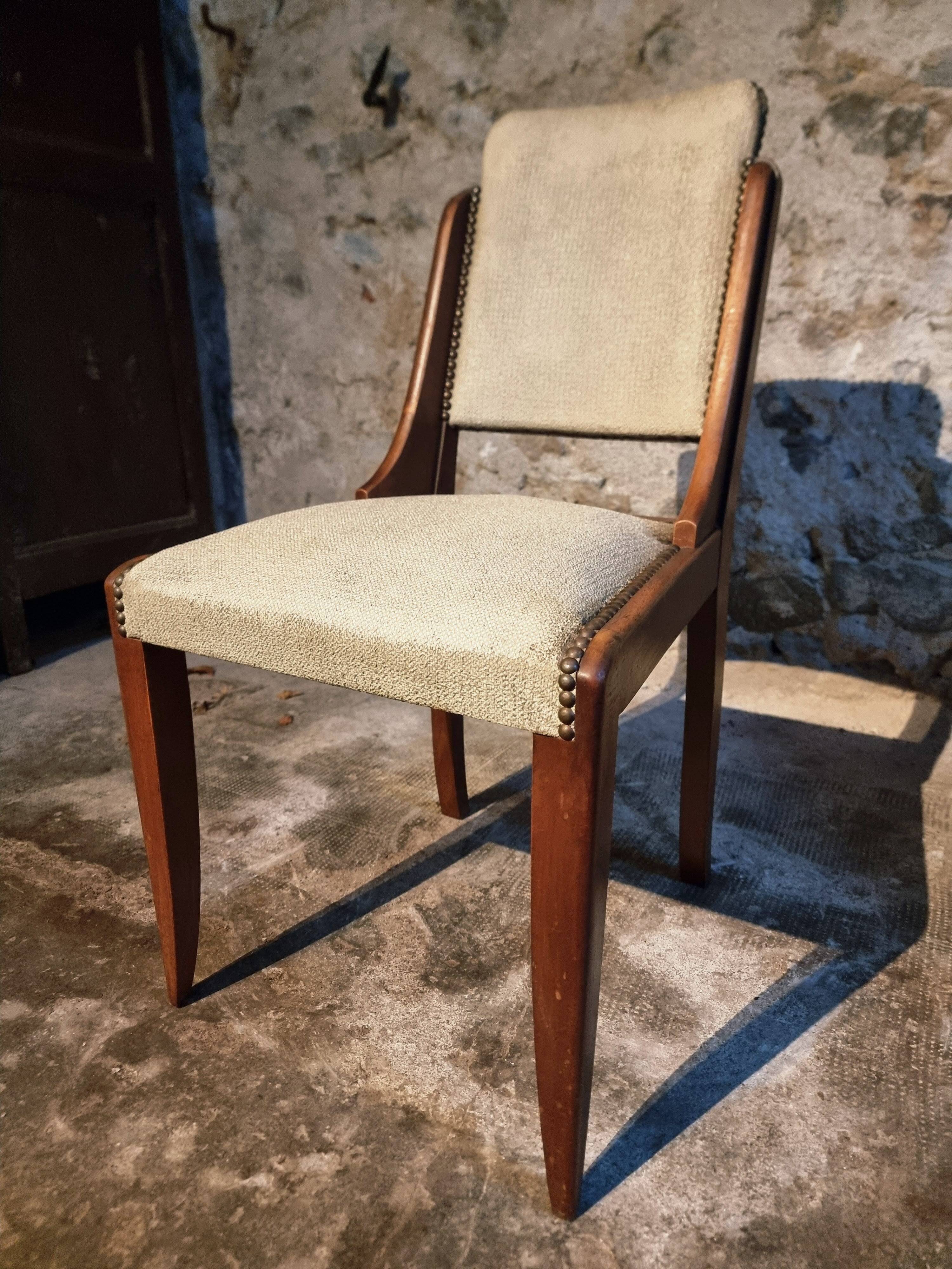 Ensemble de 5 chaises de salle à manger françaises mid-century en noyer avec revêtement taupe clair – années 1950