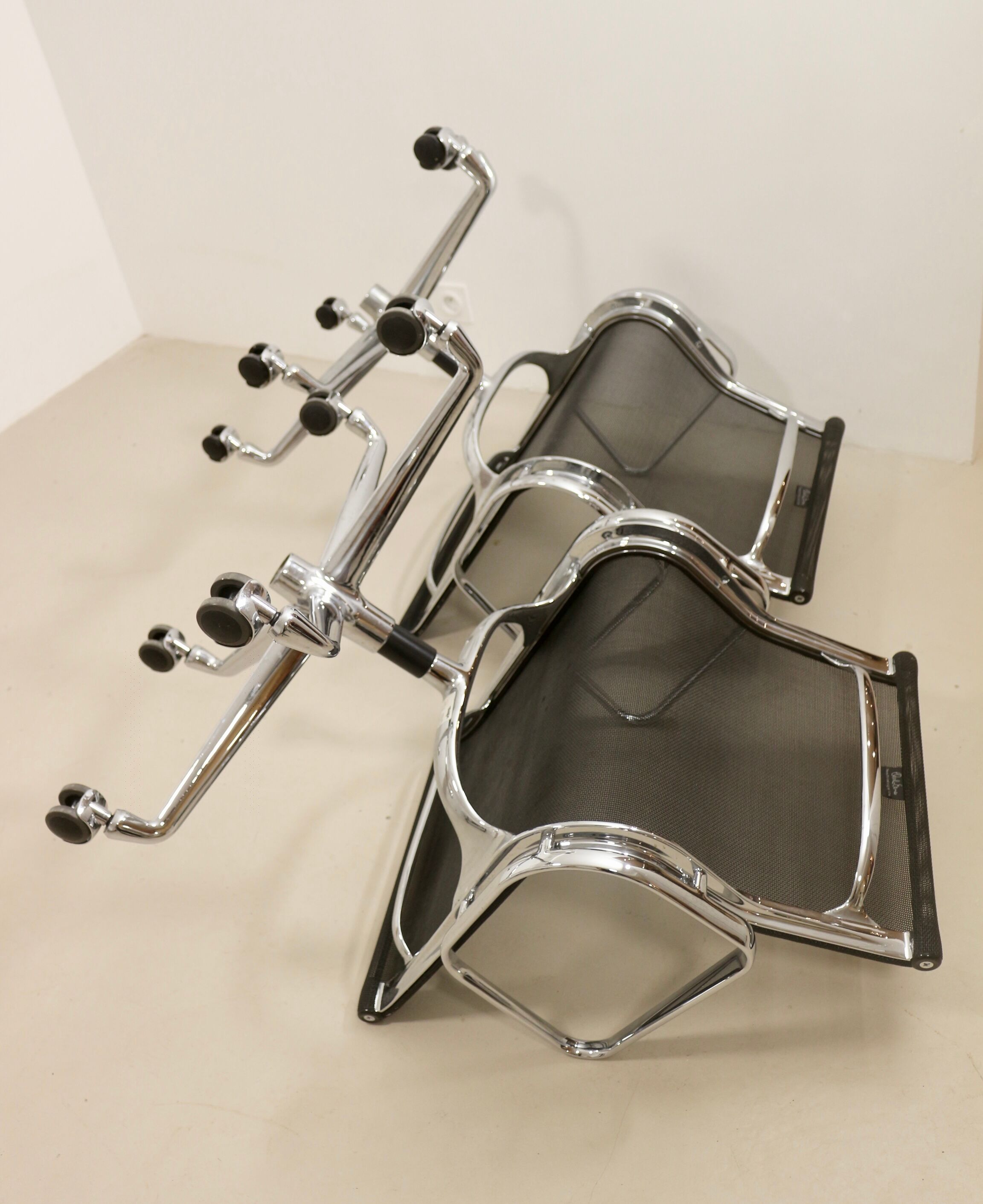 Lot de 2 fauteuils modèle EA 117 de Charles et Ray Eames par Vitra
