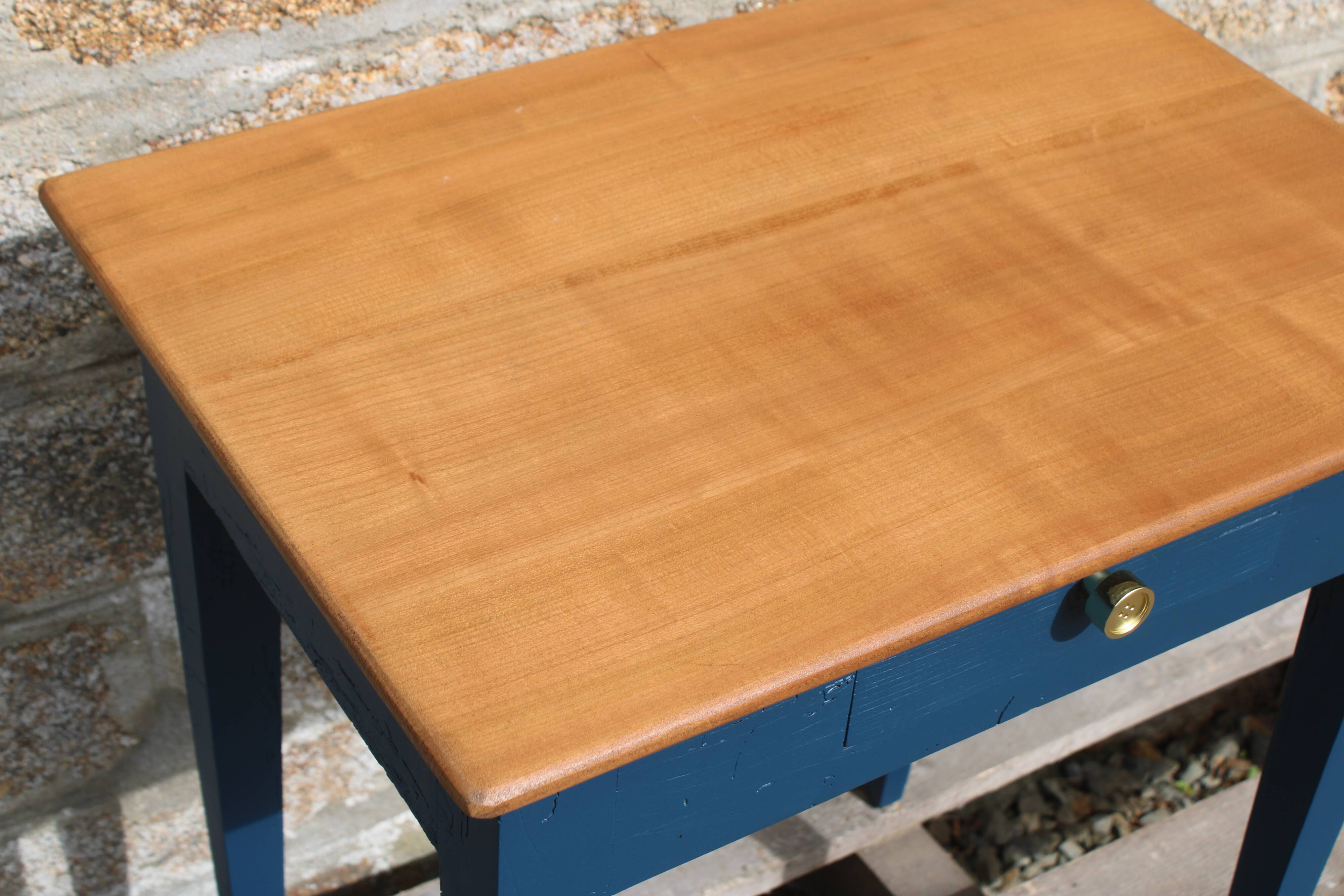 Table d’appoint ancienne rénovée – plateau bois naturel