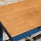 Table d’appoint ancienne rénovée – plateau bois naturel