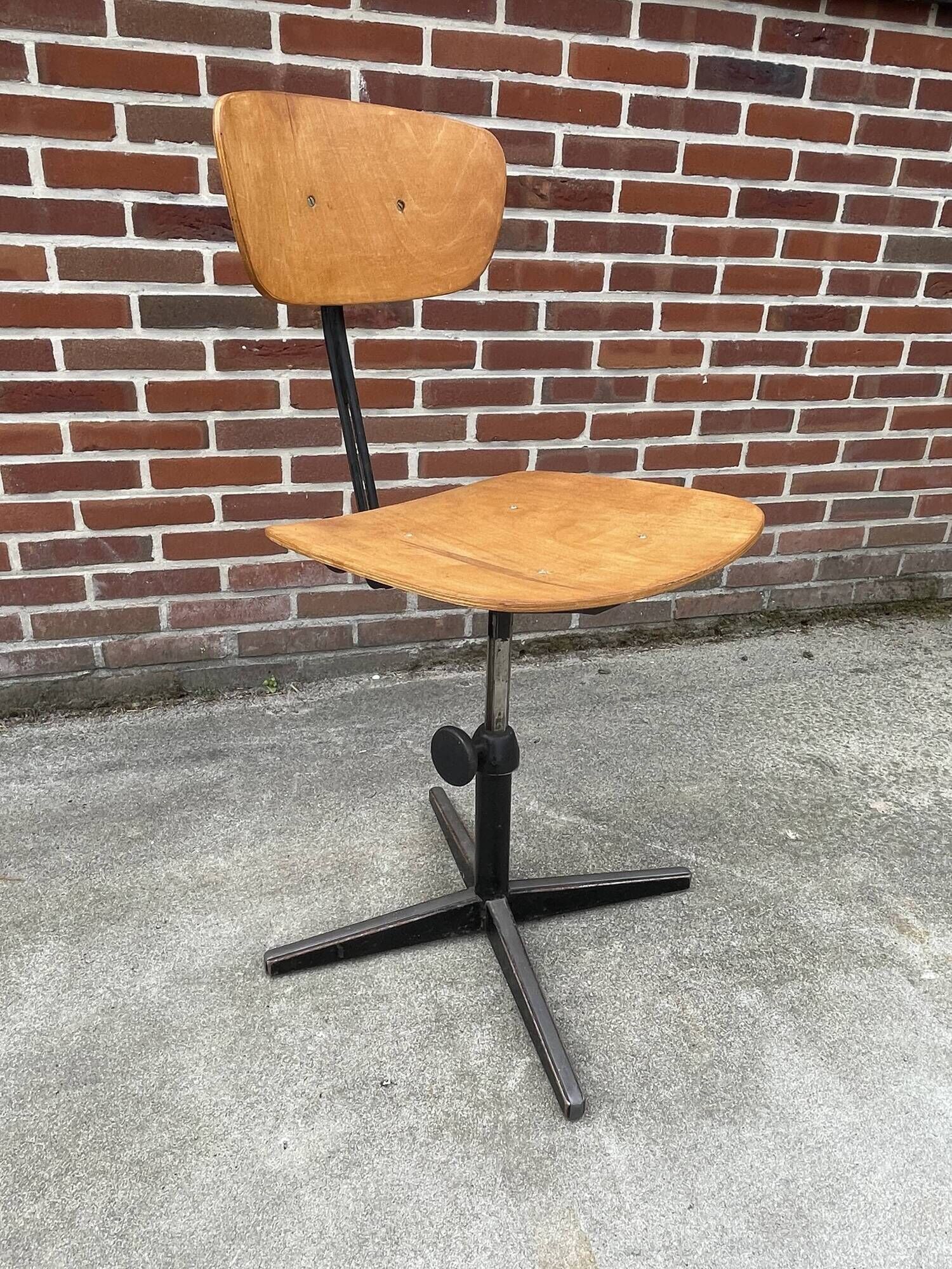 Friso Kramer Ahrend vintage work chair from Cirkel chair workshop design