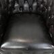Ensemble de deux luxueux fauteuils club Chesterfield en cuir de vachette noir.
