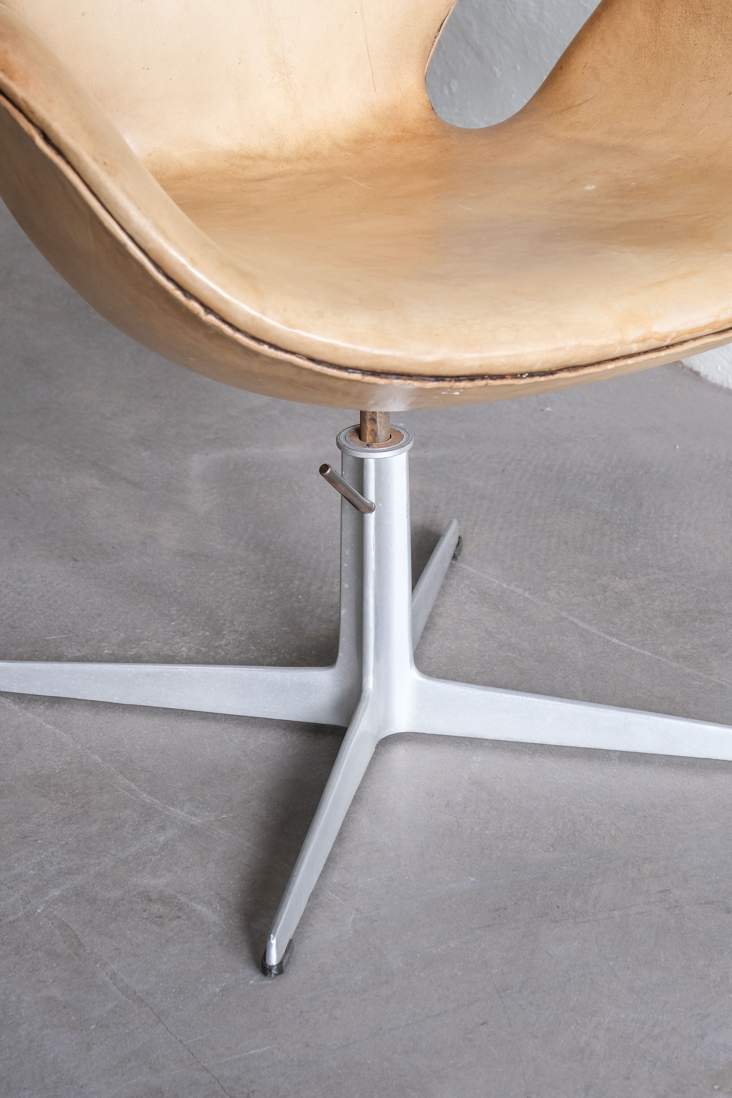 Swan chair by Arne Jacobsen 1971