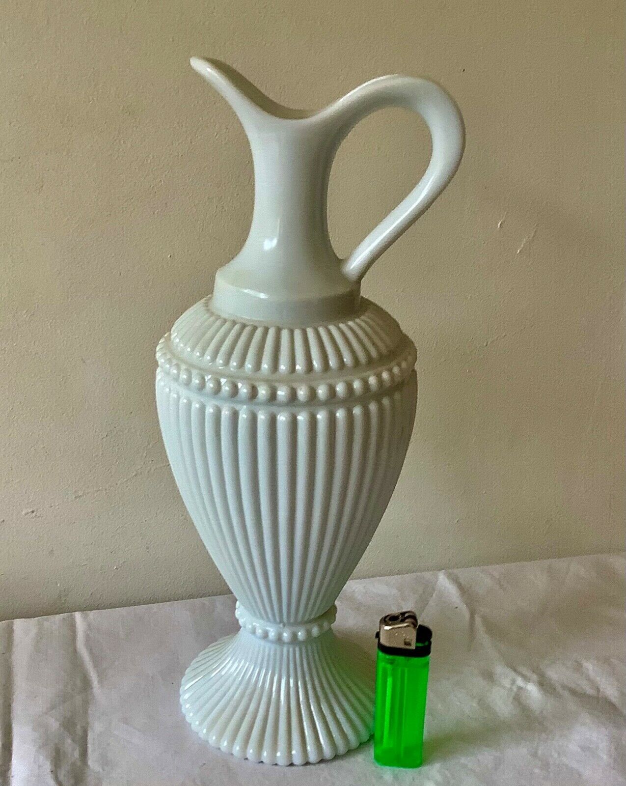 Carafe vase en opaline blanche