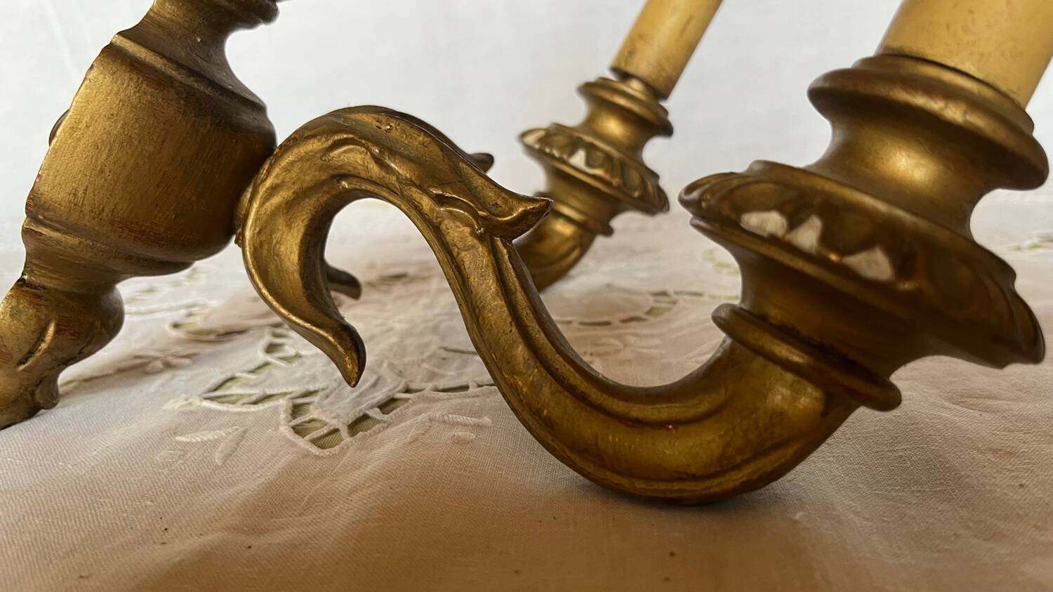 Paire d’appliques  murales bois peint vintage