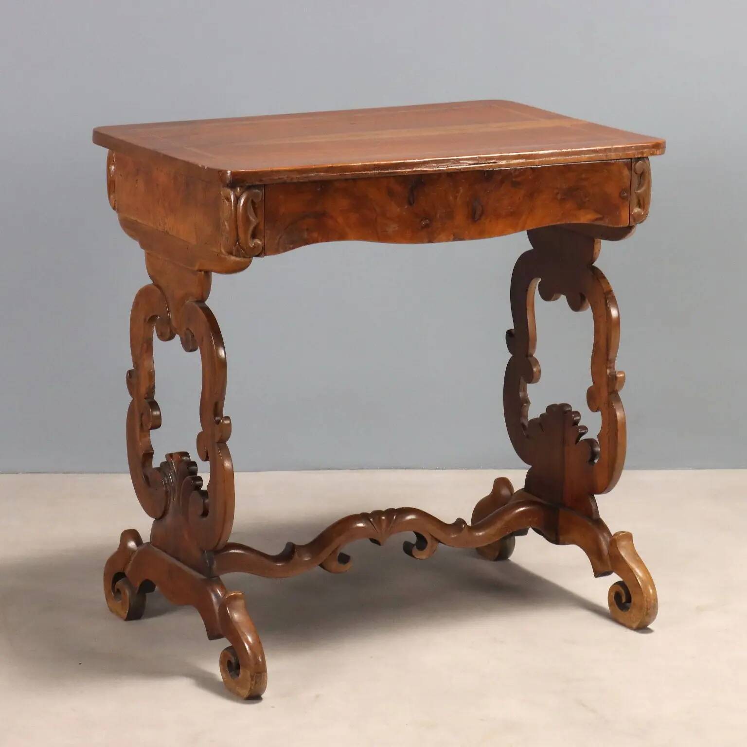 Antique Louis-Philippe writing desk in walnut, Italy, 19th century.