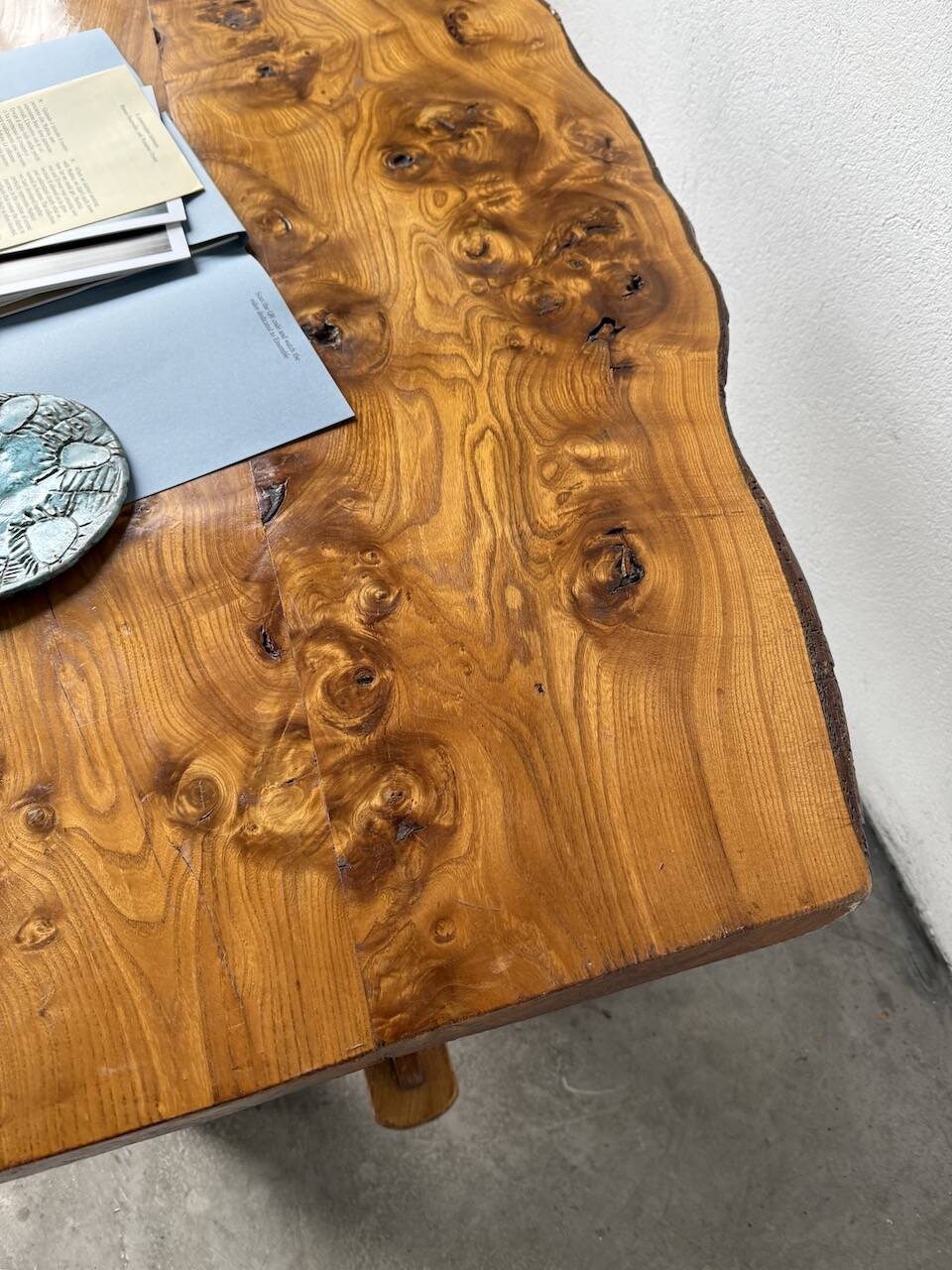 Table artisanale en orme massif, art populaire