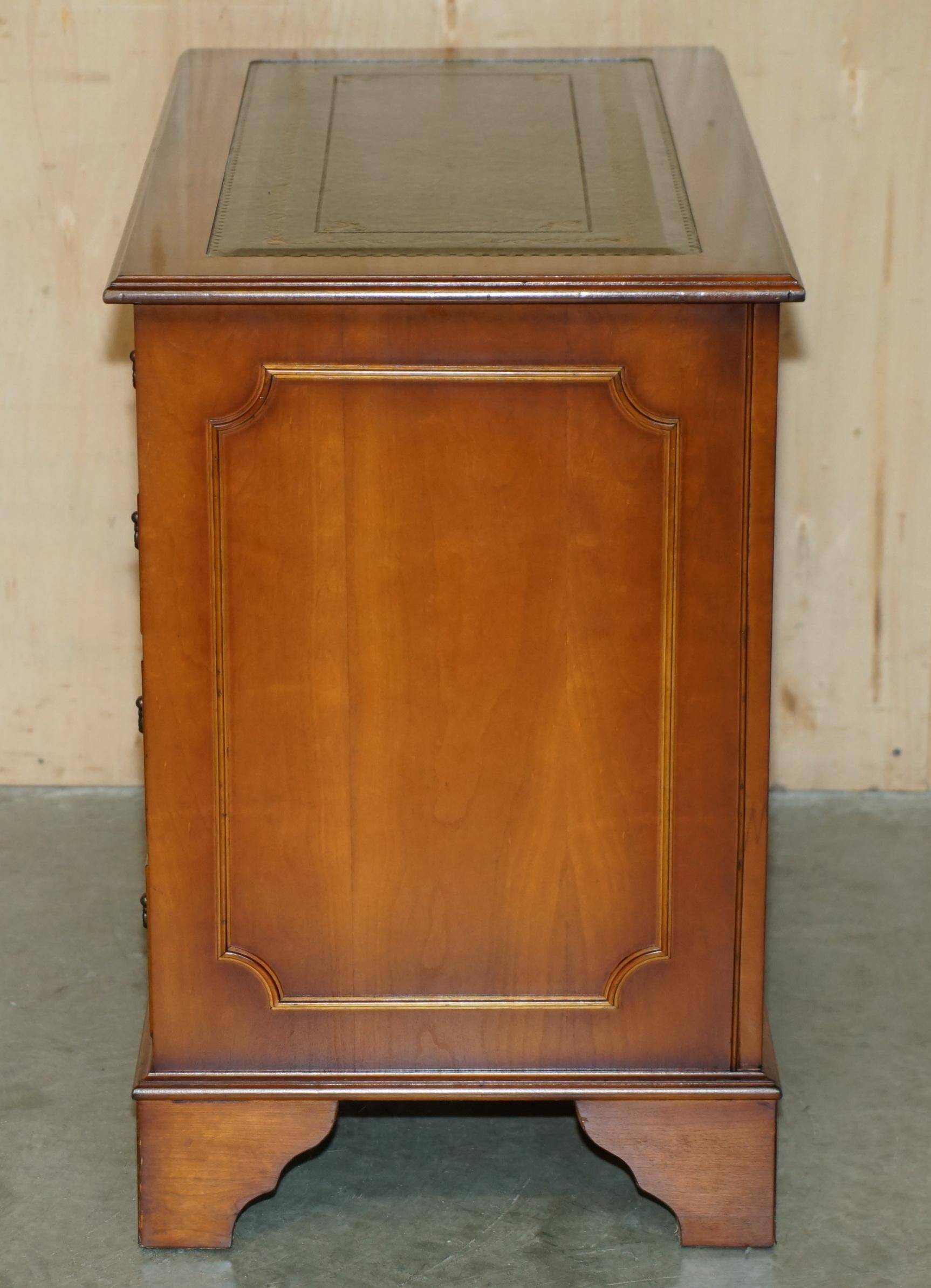 Bureau à deux caissons en bois de if frisé et cuir