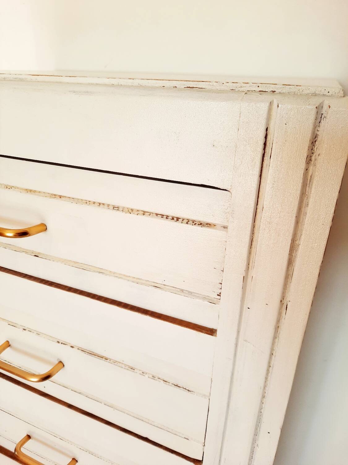 Chiffonnier/ Commode haute ancienne patinée blanc pieds compas