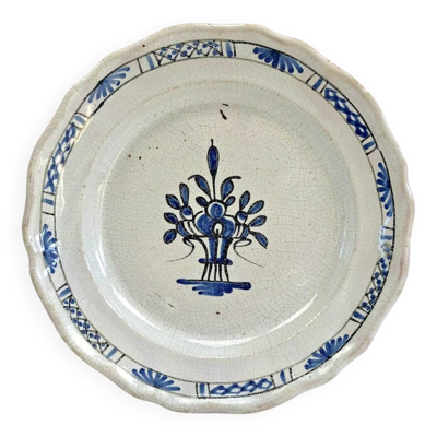 Ancien plat rond creux XVIII cul noir Rouen Forges les eaux