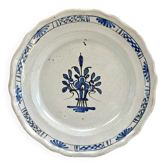 Ancien plat rond creux XVIII cul noir Rouen Forges les eaux
