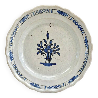 Ancien plat rond creux XVIII cul noir Rouen Forges les eaux
