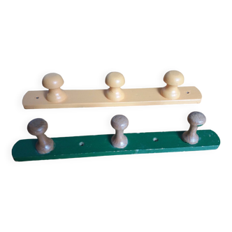 Wall-mounted coat rack with 3 mushroom-shaped hooks