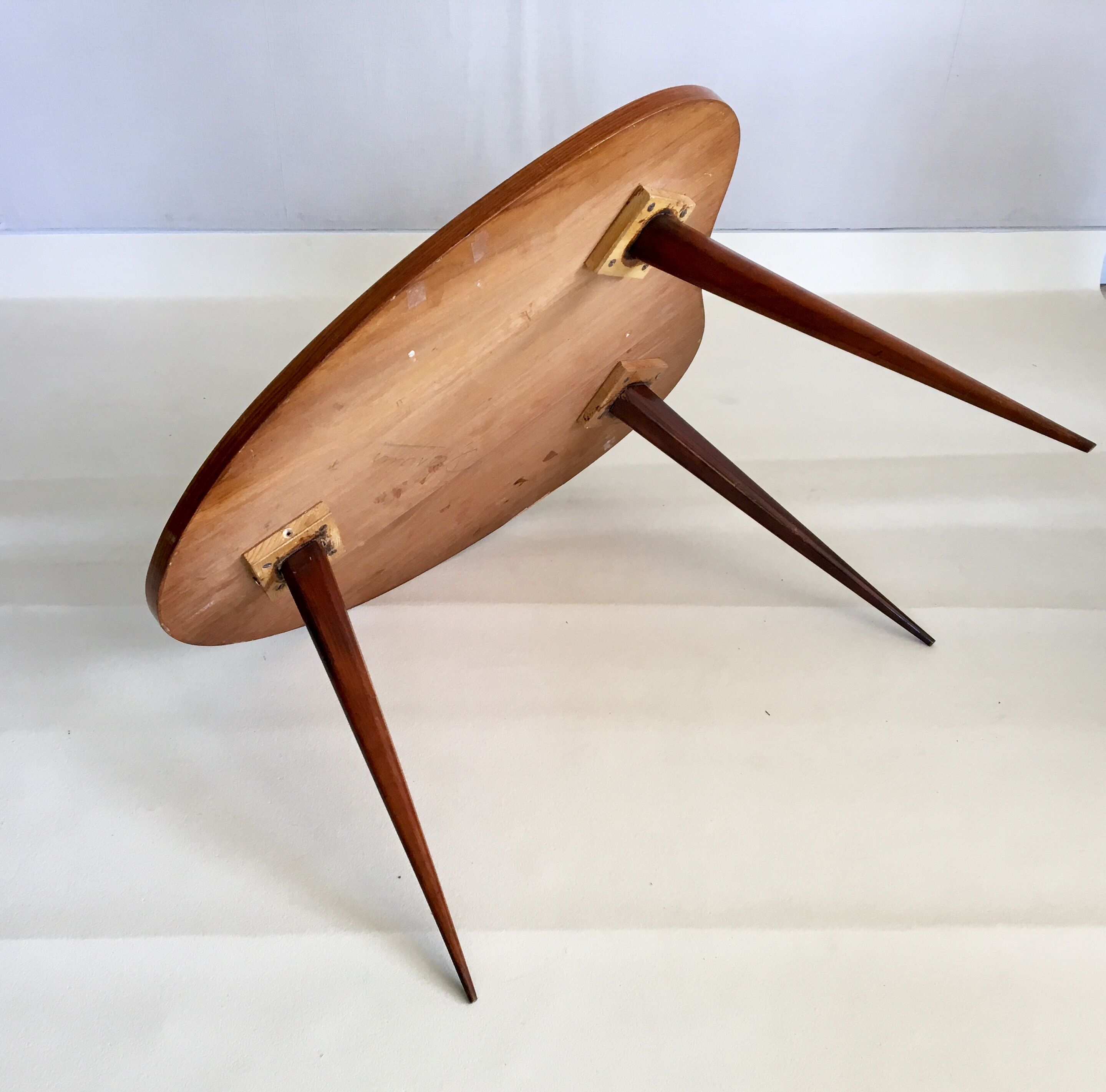Table basse tripode scandinave