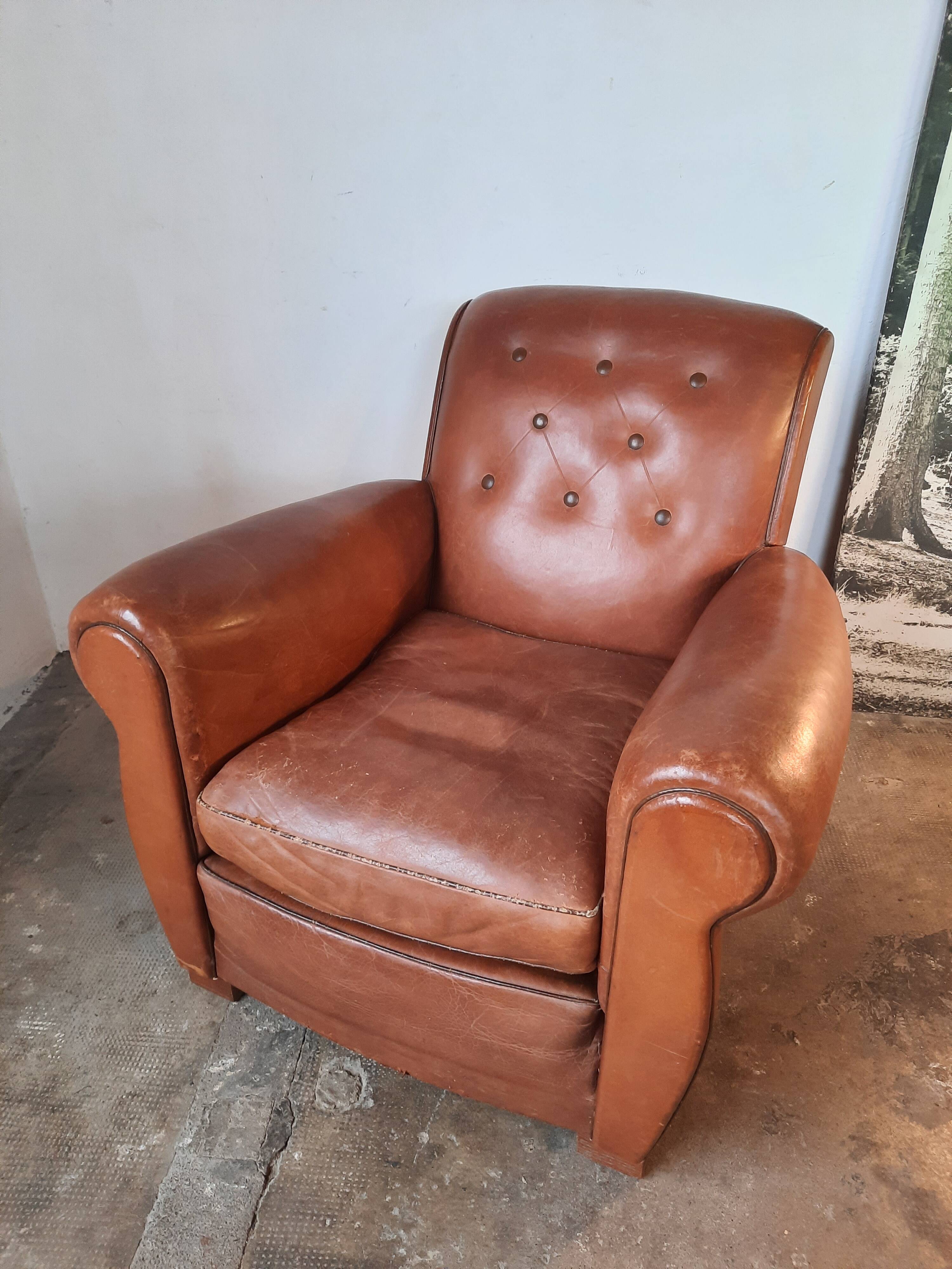 Ancien fauteuil club en cuir, vers 1940 style art déco