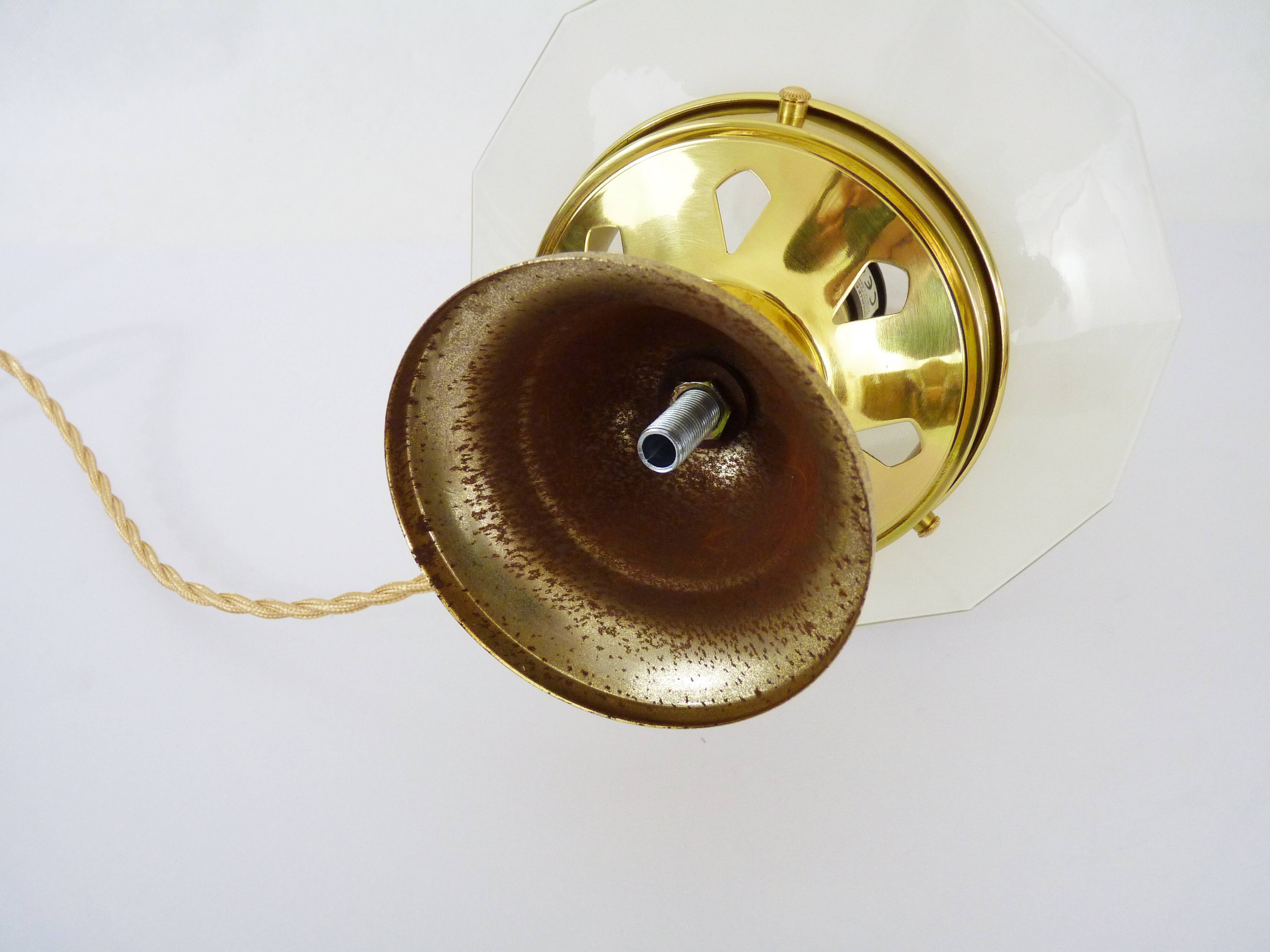 Skyscraper lamp in opaline and brass foot. Globe Art Deco