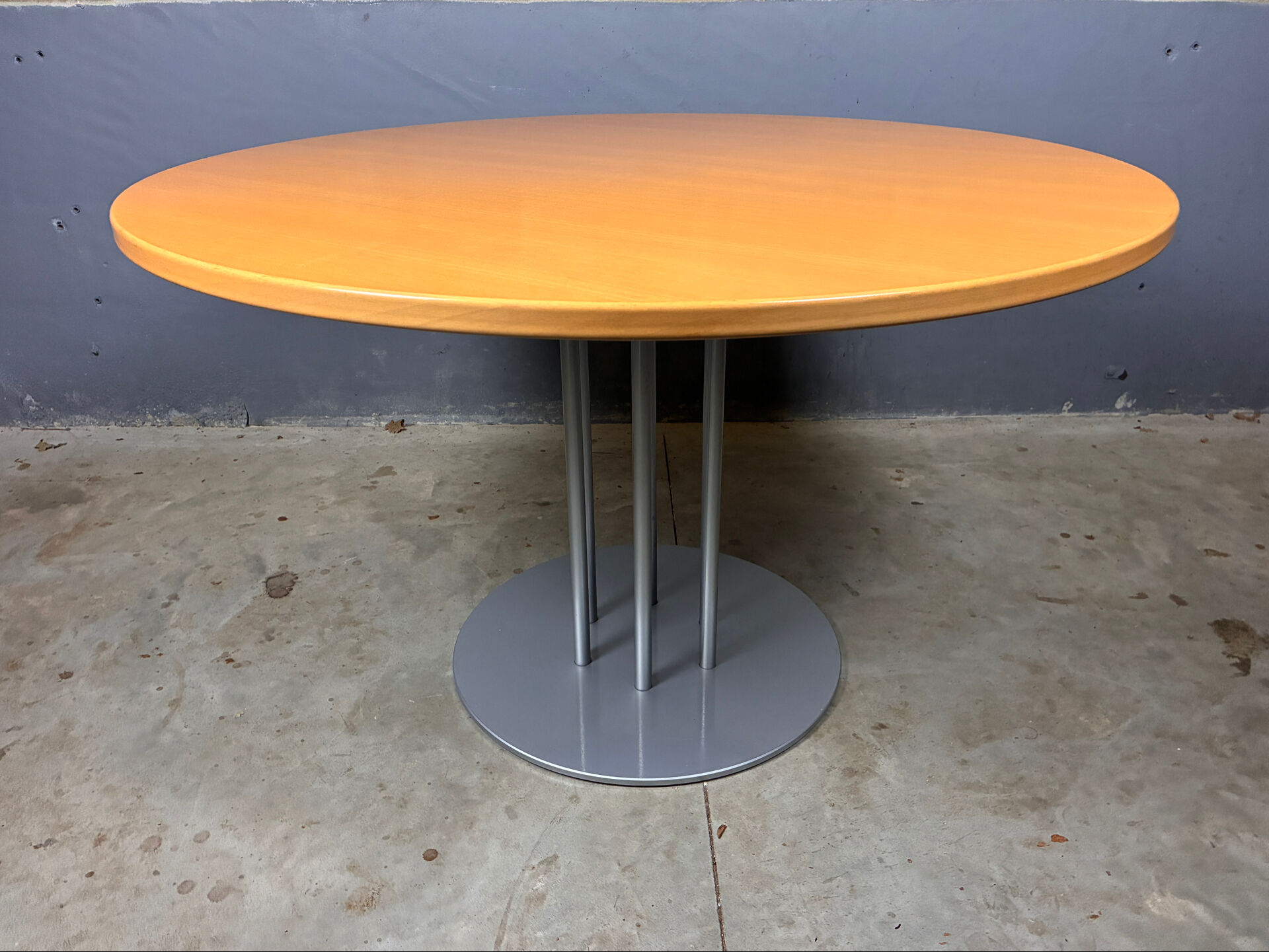 Thonet s1047 round dining table