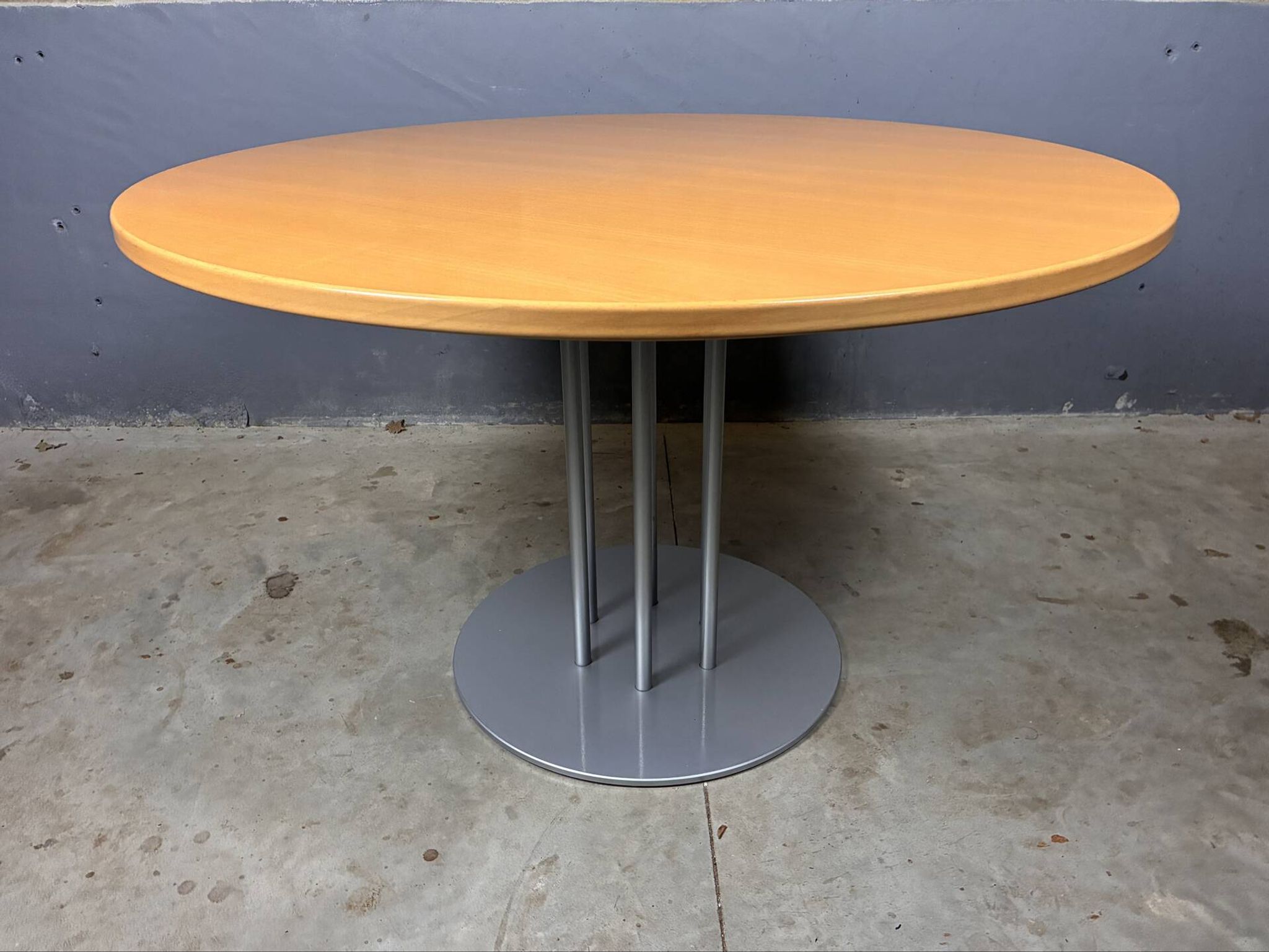 Round dining table Thonet s1047