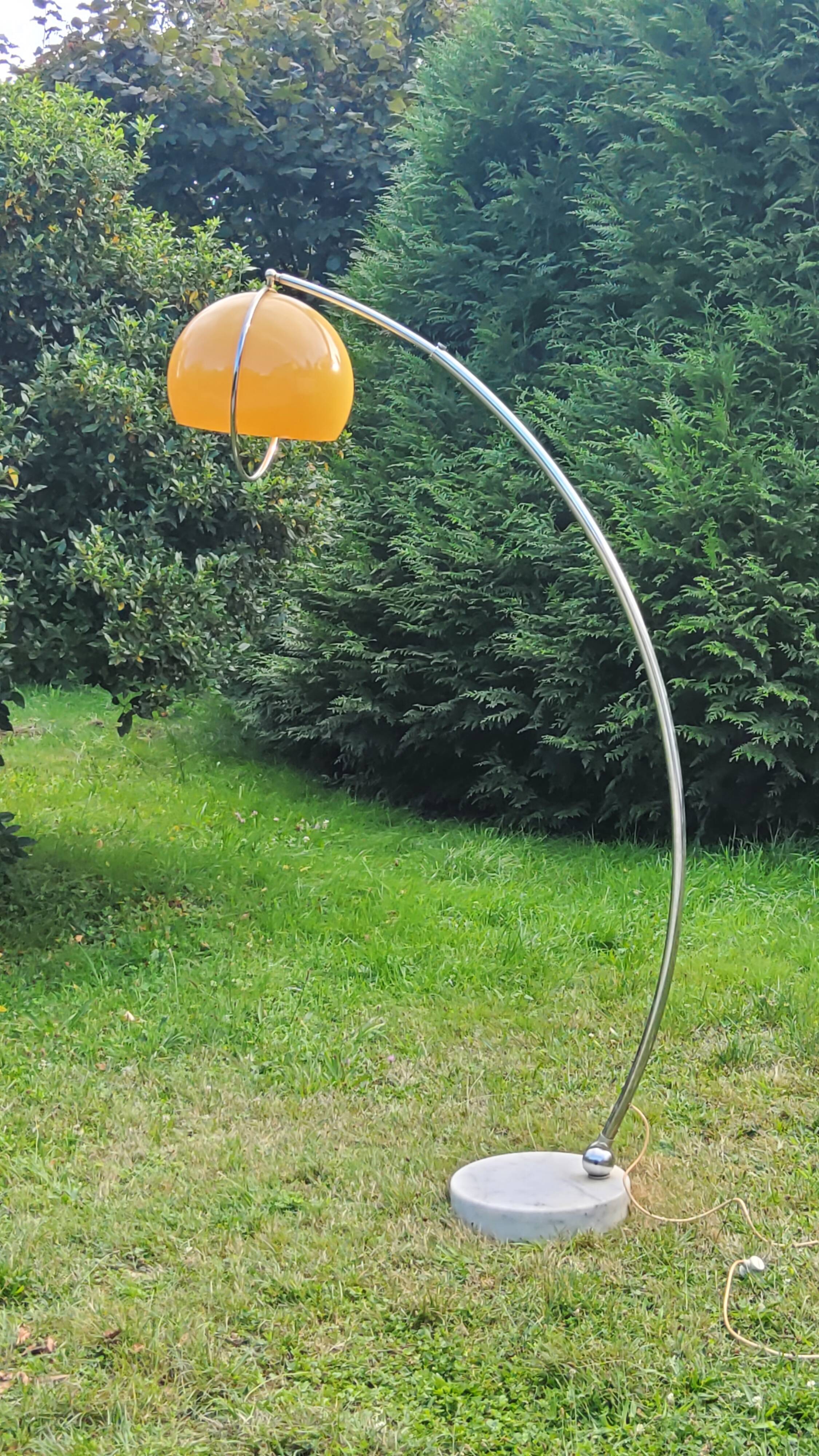 Arco telescopic design floor lamp from the 70s, marble base, chrome rod, plastic lampshade