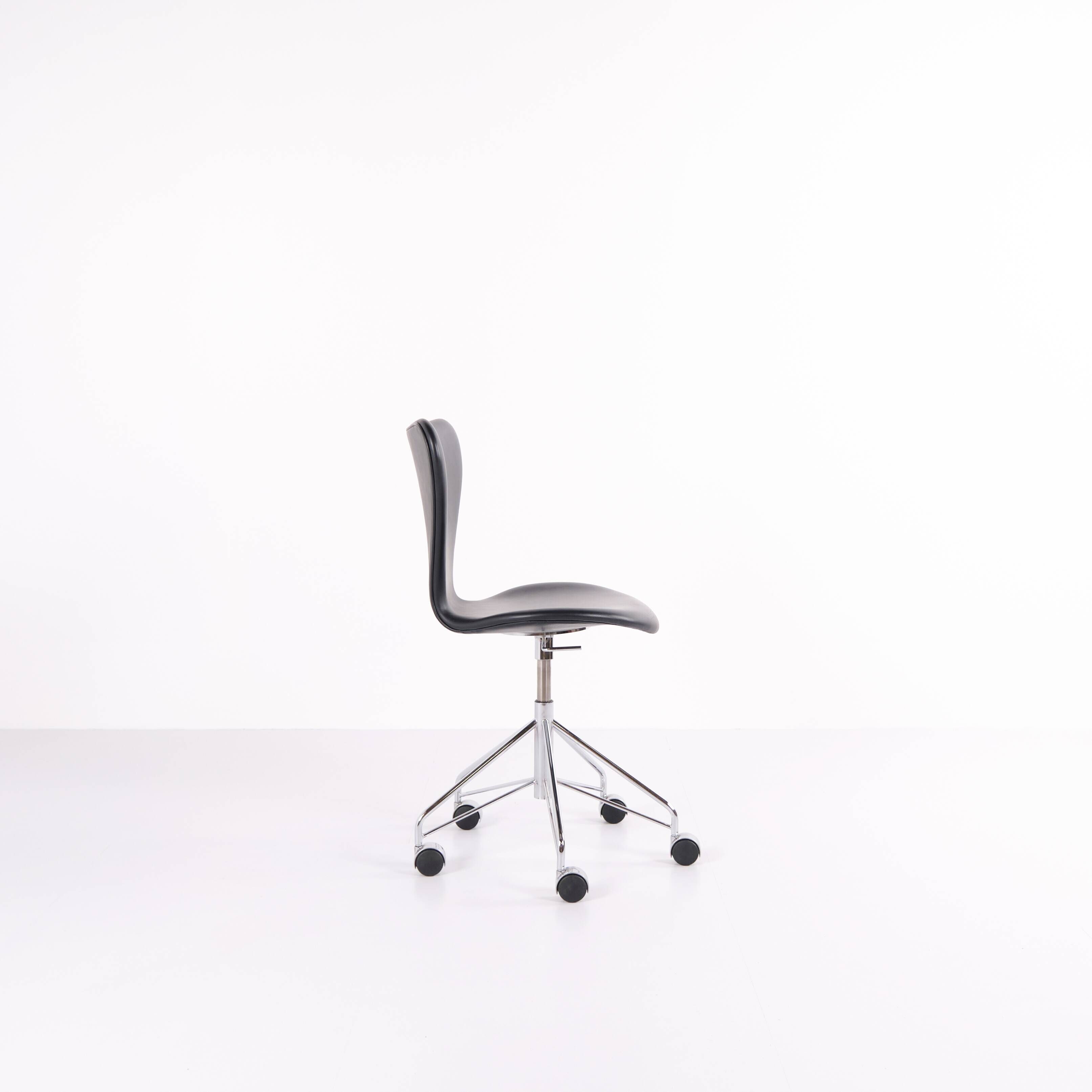 Seven office chair - Model 3117 - Black leather - Swivel function - Arne Jacobsen - Fritz Hansen