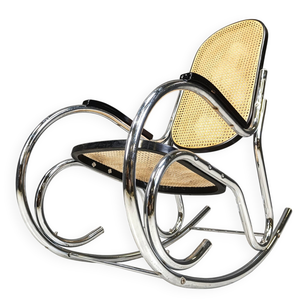 Copie d'une chaise berçante vintage en chrome et rotin, années 1960.