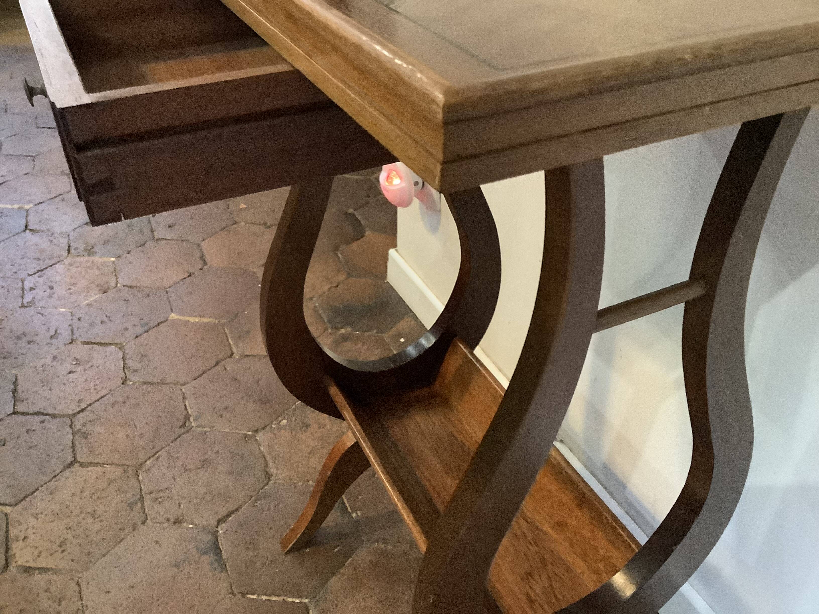 Nightstand in the shape of a lyre.