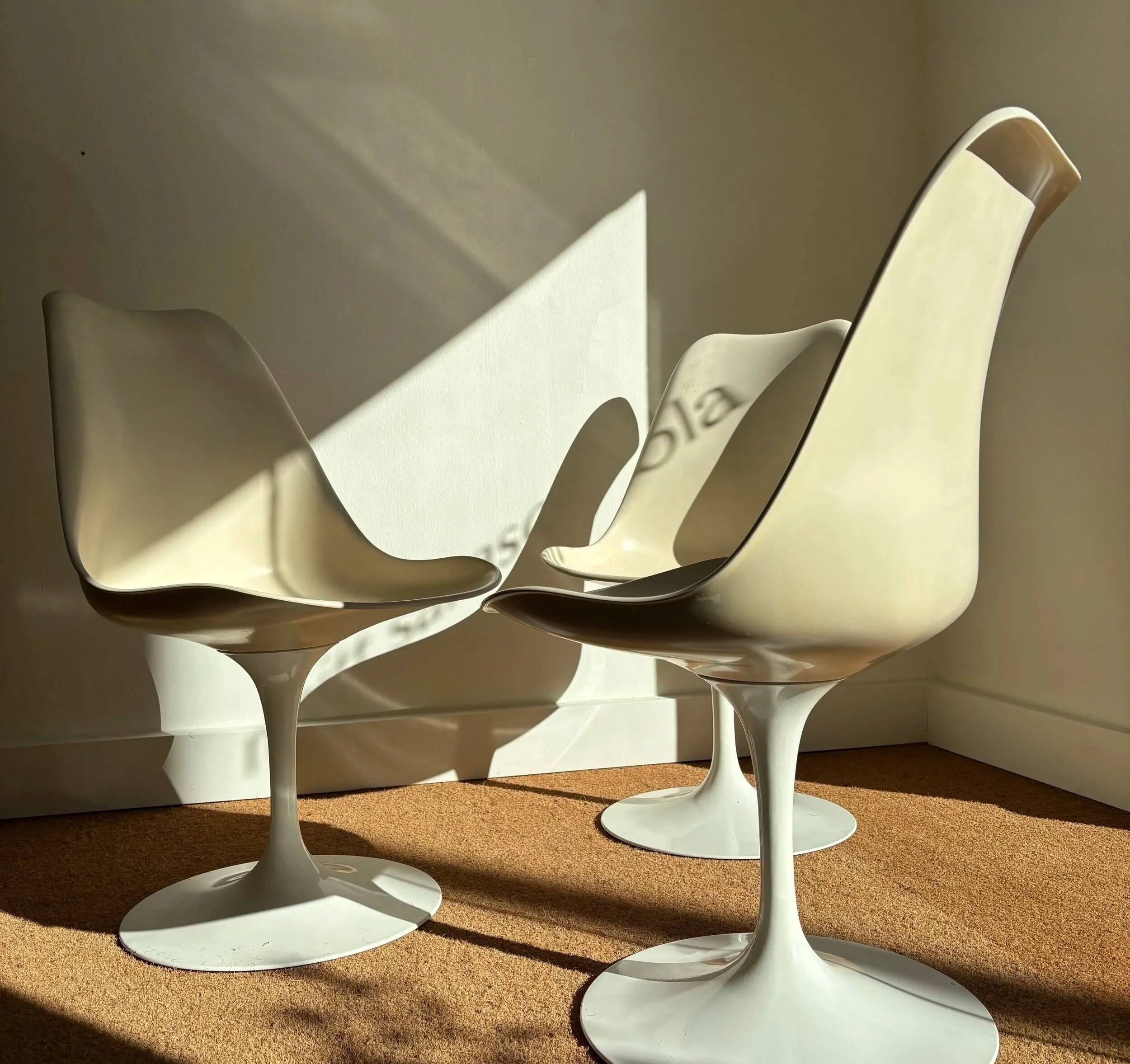 Tulip Chairs Eero Saarinen: set of three chairs