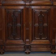 Armoire hollandaise sculptée à la main années 1940