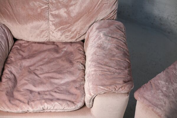 Paire de fauteuils mousse et velours ras rose pale, Cinna, France, circa 1970