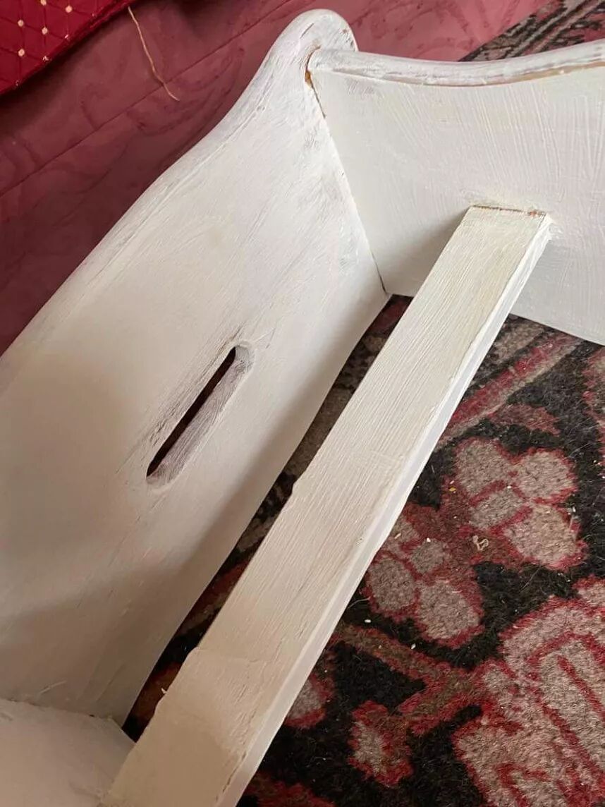 Small footrest bench, rustic, in patinated wood.