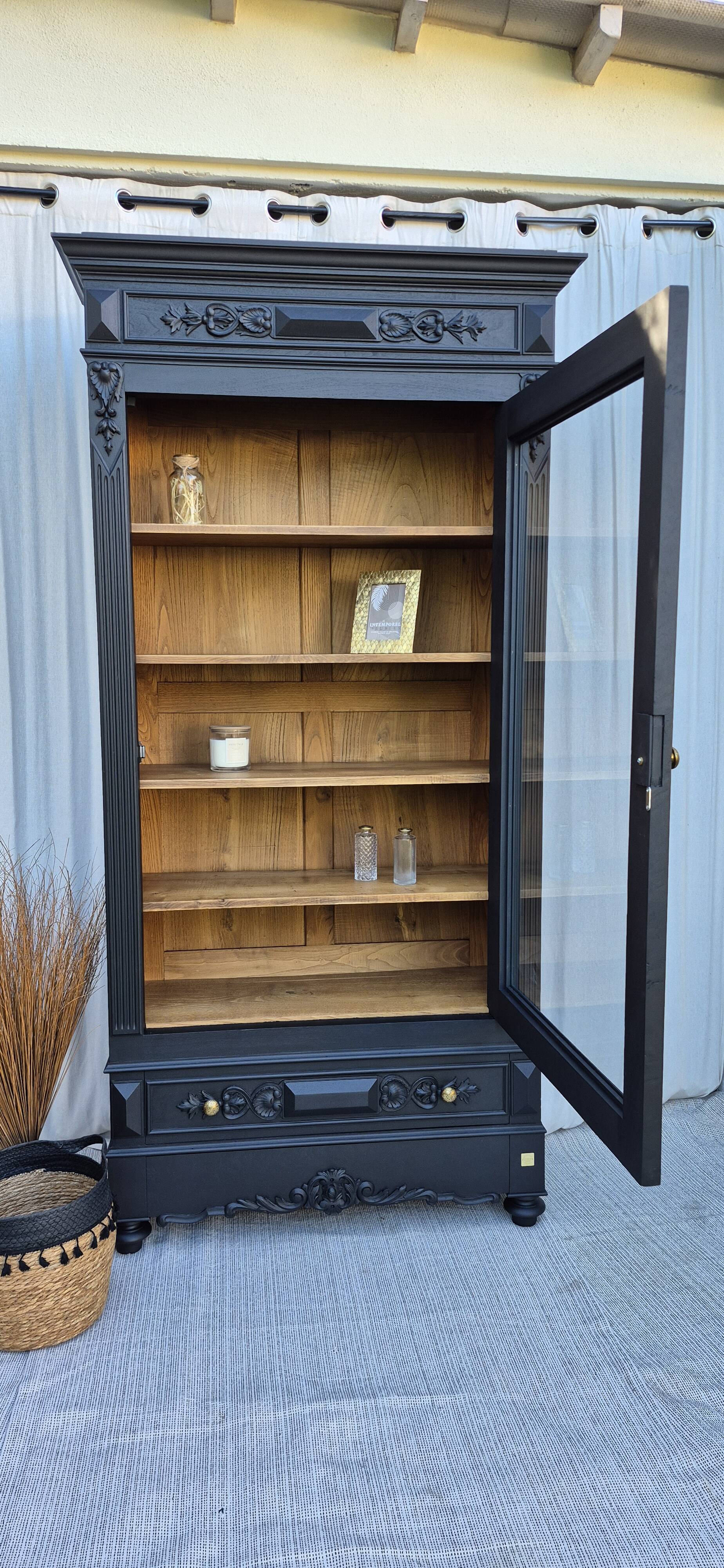 Glass-fronted dresser