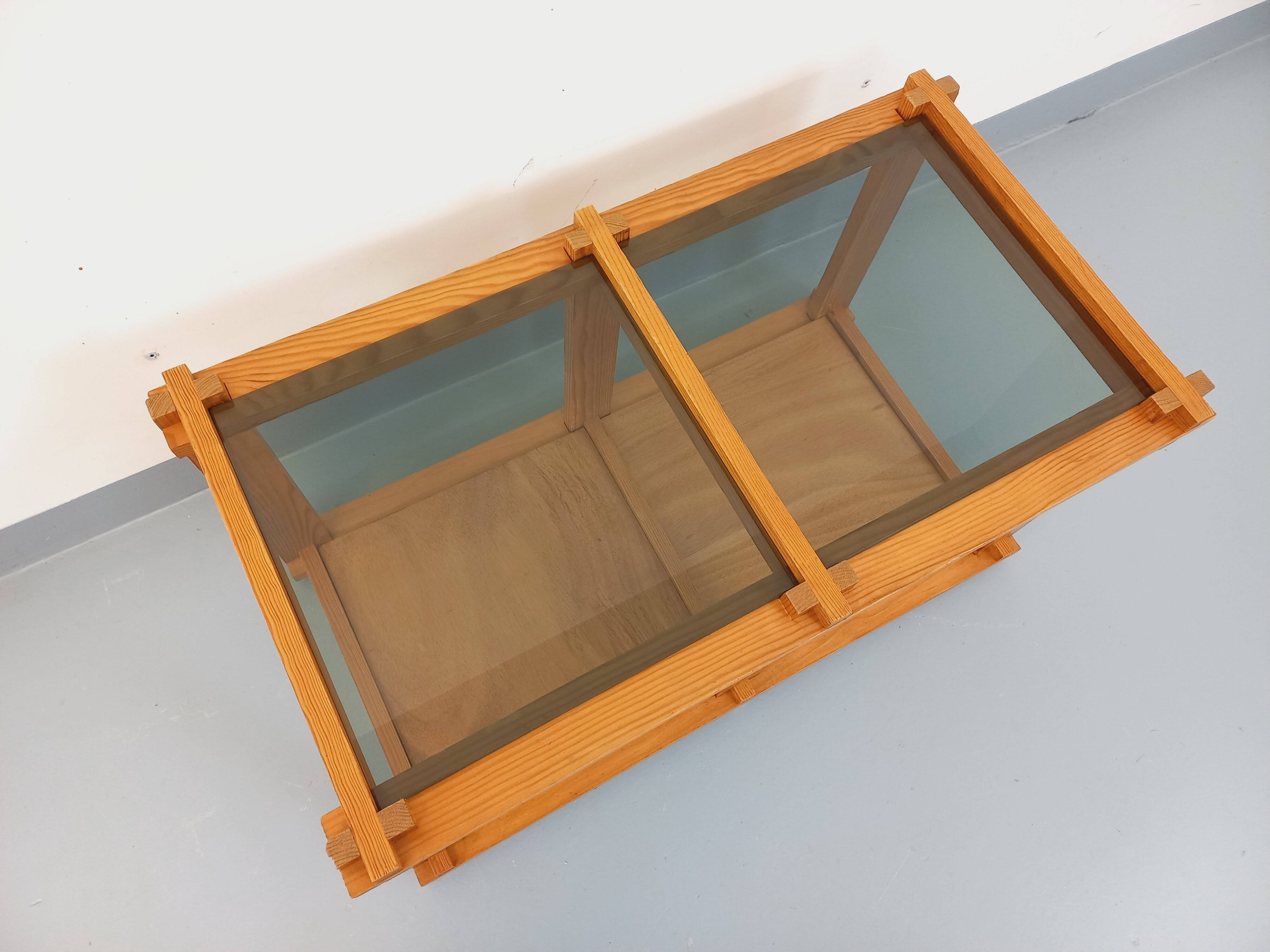 Vintage rectangular coffee table in pine and smoked glass from the 70s and 80s.