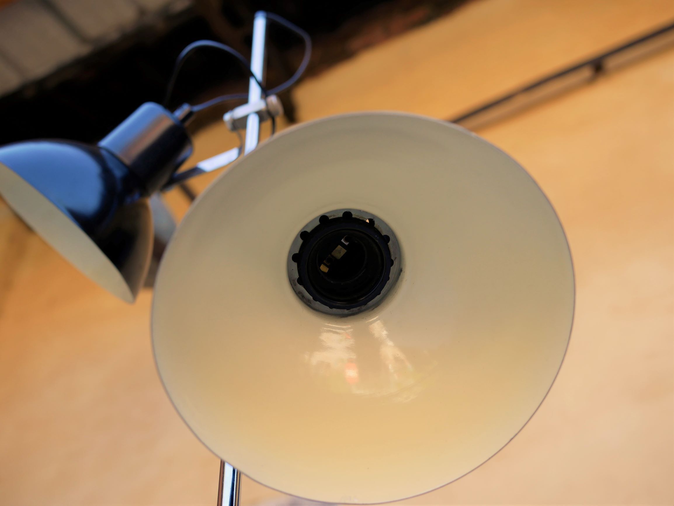 Lampadaire en métal noir avec 2 spots