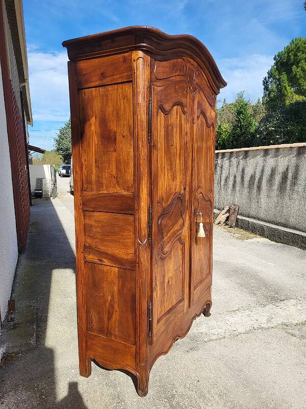 Armoire louis xv en noyer chapeau de gendarme