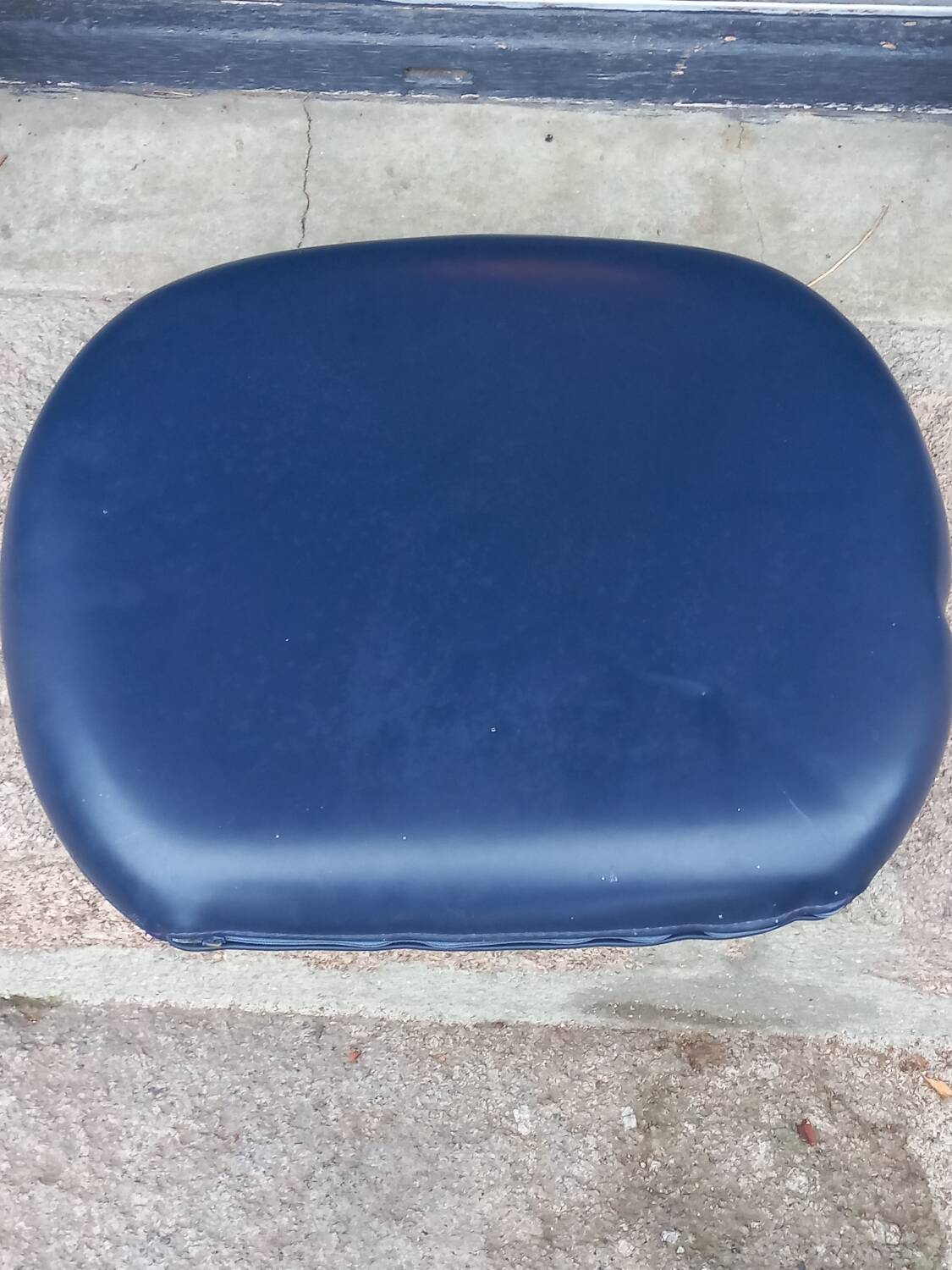 Chaise des années 70 Henry Colomer tubes chromés et skaï bleu marine