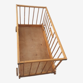 Foldable wooden cradle on wheels