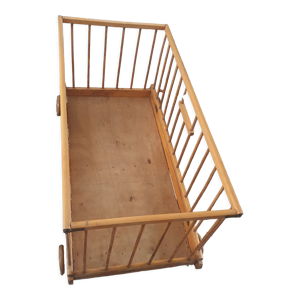Parc en bois pliable sur roulettes