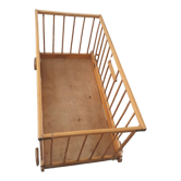 Foldable wooden cradle on wheels