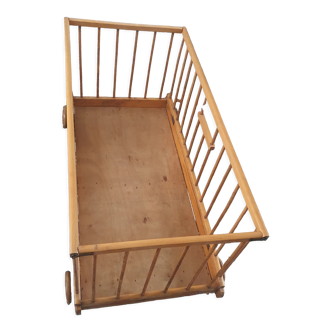 Foldable wooden cradle on wheels
