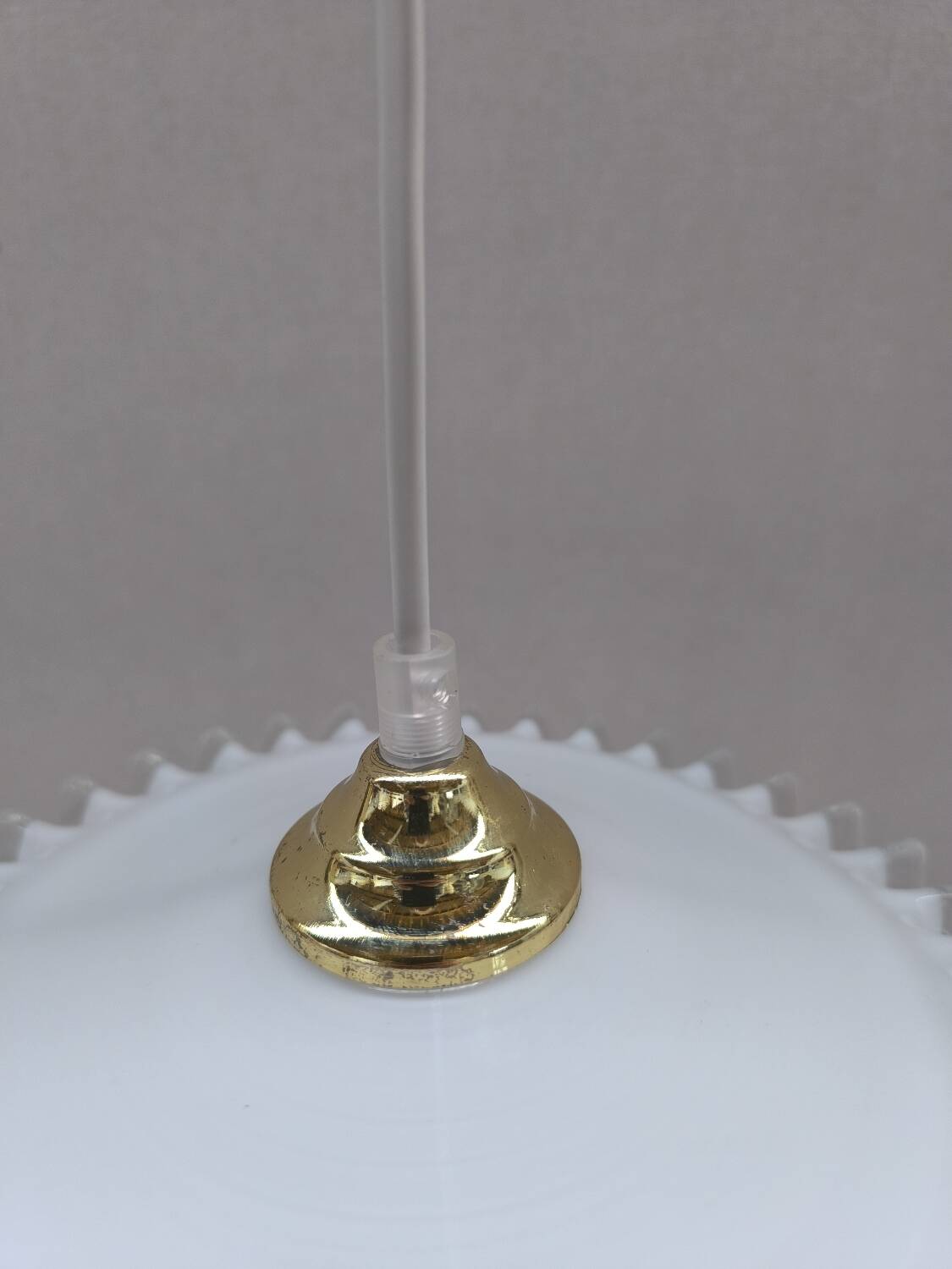 Notched opaline suspension