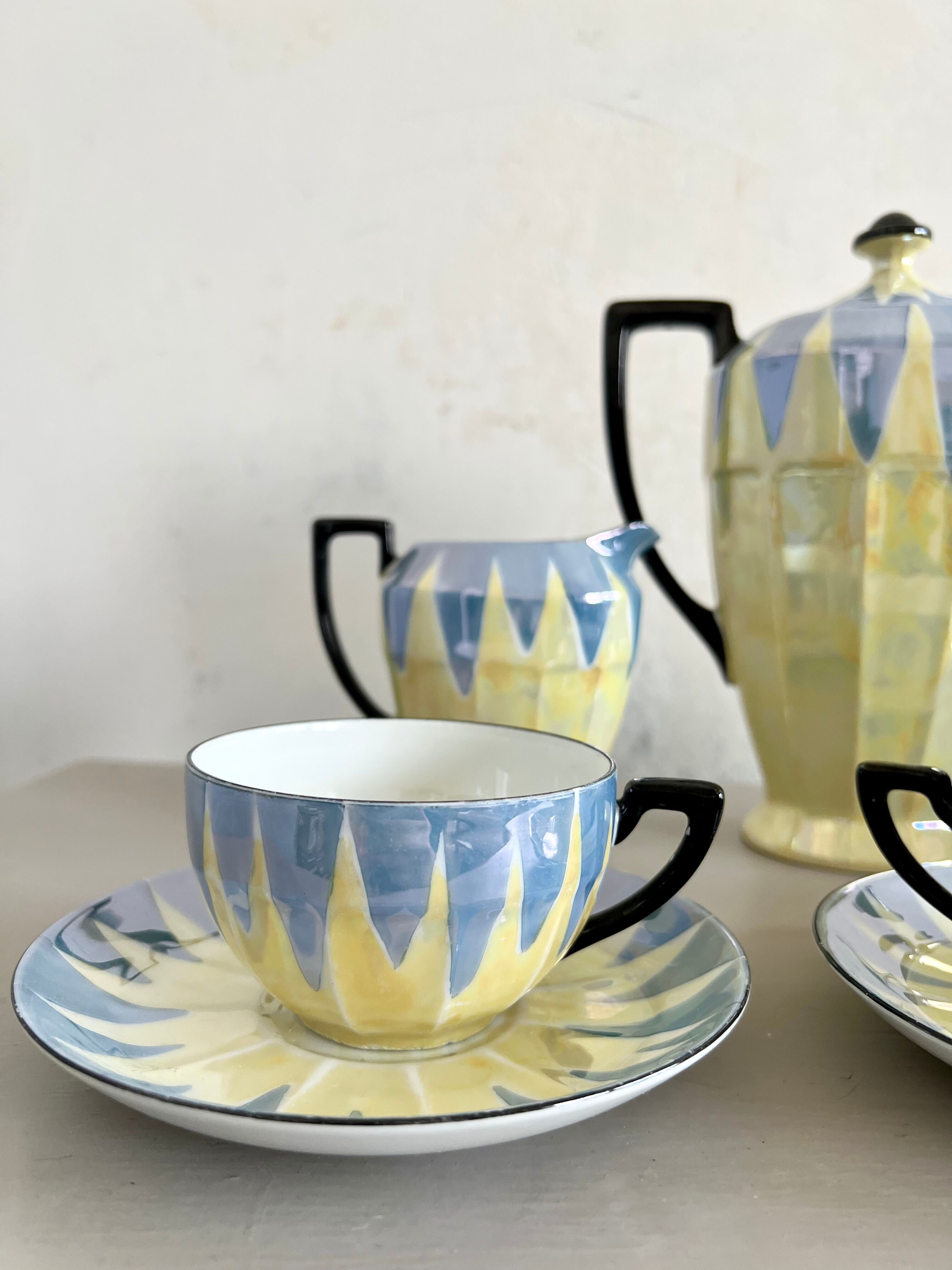 Art Deco coffee set in fine pearlescent porcelain 20s