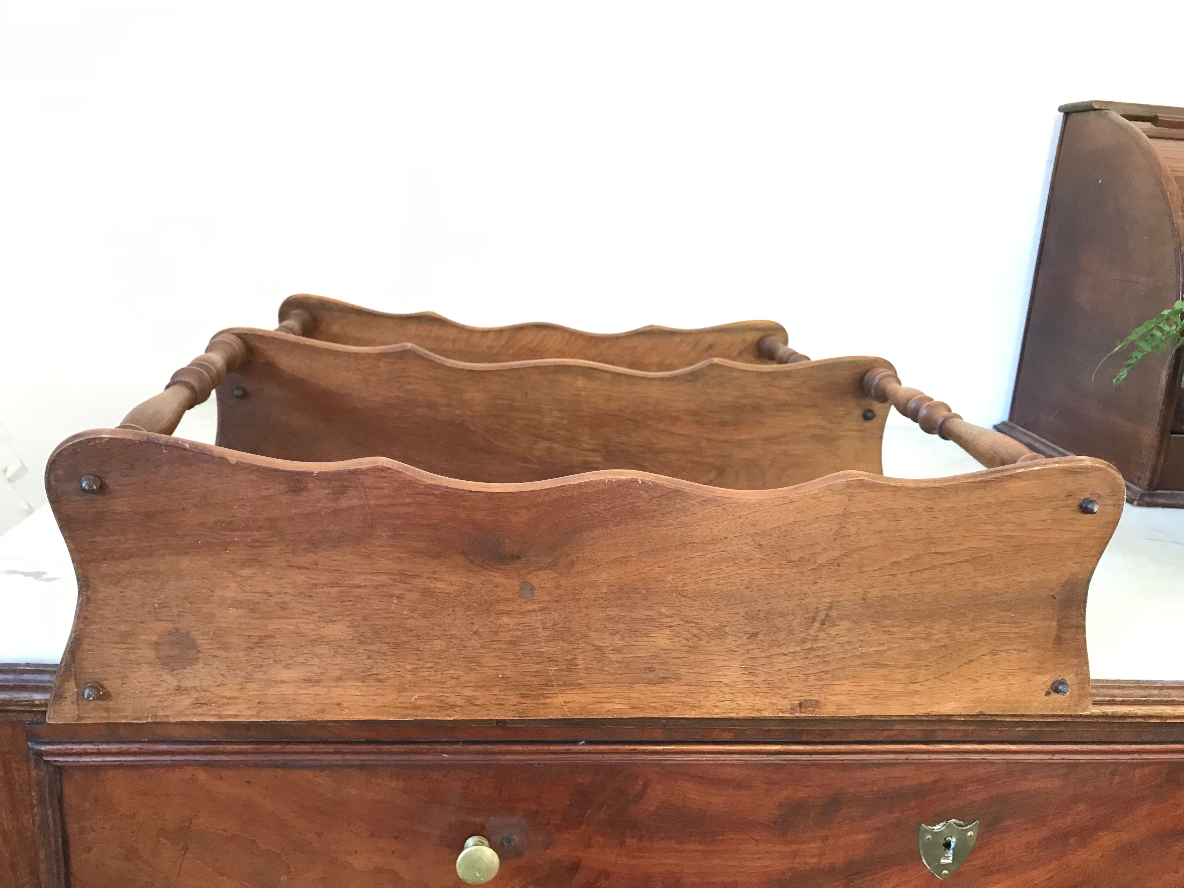 Wooden shelf turned at the end of the 19th century