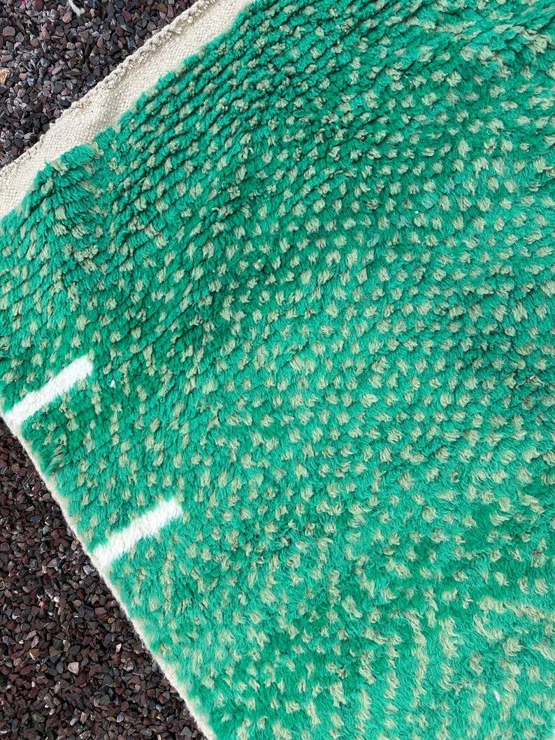 Traditional handmade Berber wool rug, size 300 x 400 cm