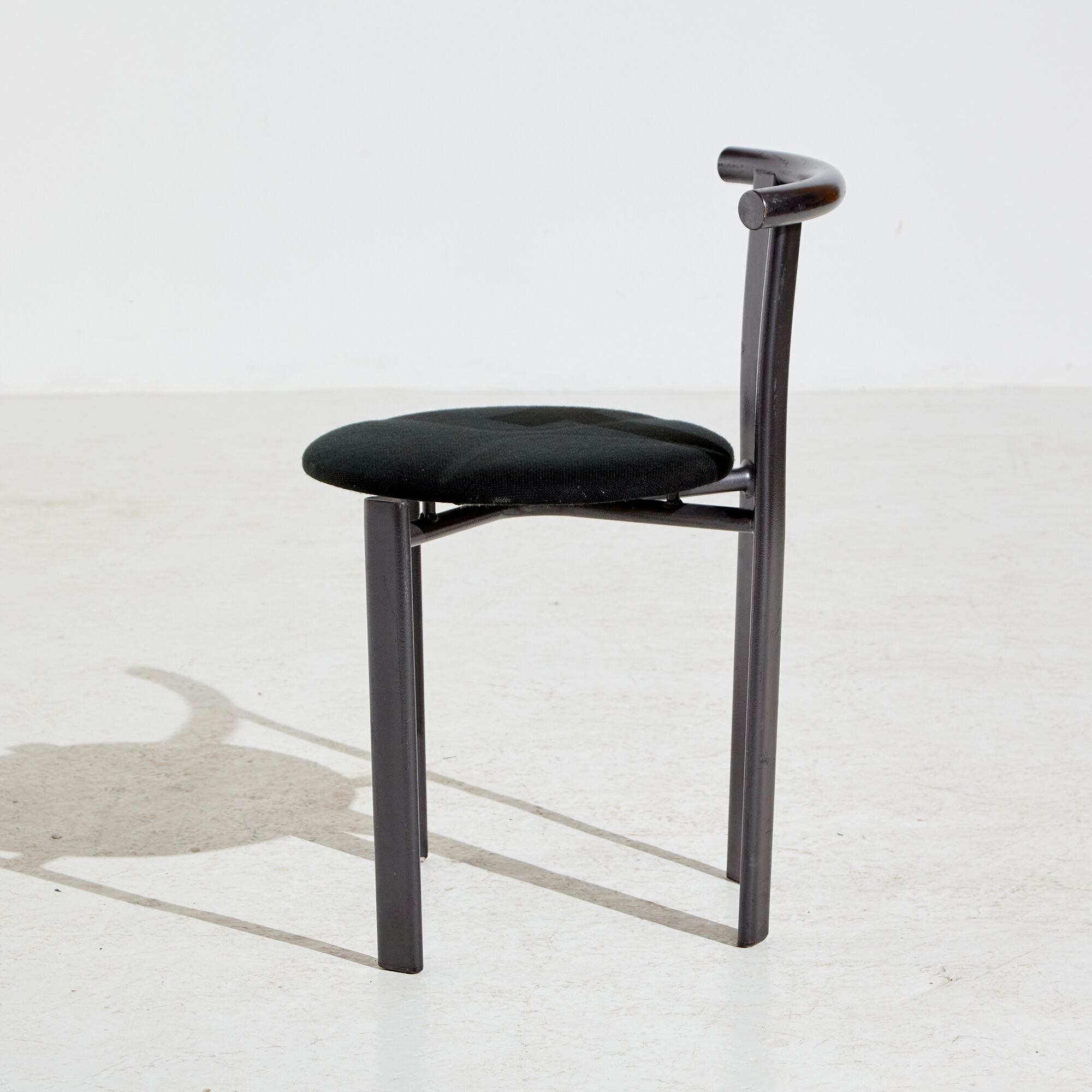 Chaise à cadre métallique de style postmoderne